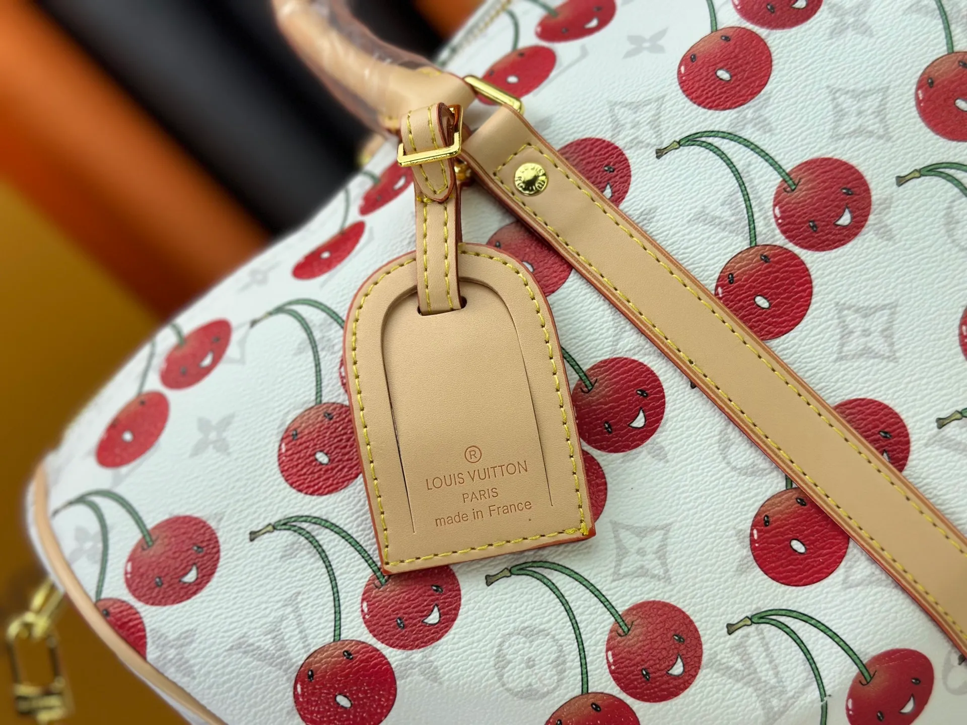 230 M13764 M41416 🍒Keepall Bandoulière 45 travel bag has a new look with the Louis Vuitton x Takashi Murakami replica series. Classic Monogram canvas features a patchwork pattern of sweet cherries and a bold lining that reflects the playful aesthetic of renowned Japanese artist Takashi Murakami. Side straps, top handles and adjustable shoulder straps reveal the natural color of the leather, while dazzling hardware completes the look.  27 x 20 x 45 cm (H x W x L) Carry-on dimensions Monogram coated canvas Cow leather trim Textile lining Metal hardware Double zipper closure Internal zip pocket Padlock Designer tag, hot stampable Shoulder strap: removable, adjustable Half-length strap: 36.0 cm Half-length strap adjustable to: 50.0 cm Handle: Double handle
