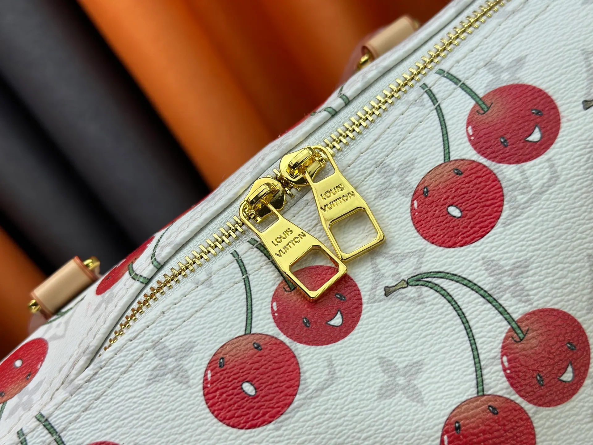 230 M13764 M41416 🍒Keepall Bandoulière 45 travel bag has a new look with the Louis Vuitton x Takashi Murakami replica series. Classic Monogram canvas features a patchwork pattern of sweet cherries and a bold lining that reflects the playful aesthetic of renowned Japanese artist Takashi Murakami. Side straps, top handles and adjustable shoulder straps reveal the natural color of the leather, while dazzling hardware completes the look.  27 x 20 x 45 cm (H x W x L) Carry-on dimensions Monogram coated canvas Cow leather trim Textile lining Metal hardware Double zipper closure Internal zip pocket Padlock Designer tag, hot stampable Shoulder strap: removable, adjustable Half-length strap: 36.0 cm Half-length strap adjustable to: 50.0 cm Handle: Double handle