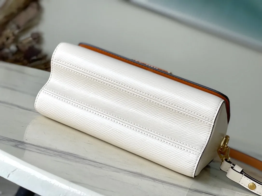 💰1360 (first-grain leather) top-quality original M22236 off-white (woven) This Twist medium handbag is made of Epi embossed leather, and the LV Twist twist lock and top handle are wrapped in woven leather, injecting a feminine touch into the eye-catching structure. With the detachable and adjustable shoulder strap, you can switch between long and short shoulder or cross-body wear. Dimensions: 23.0 x 17.0 x 9.5 cm