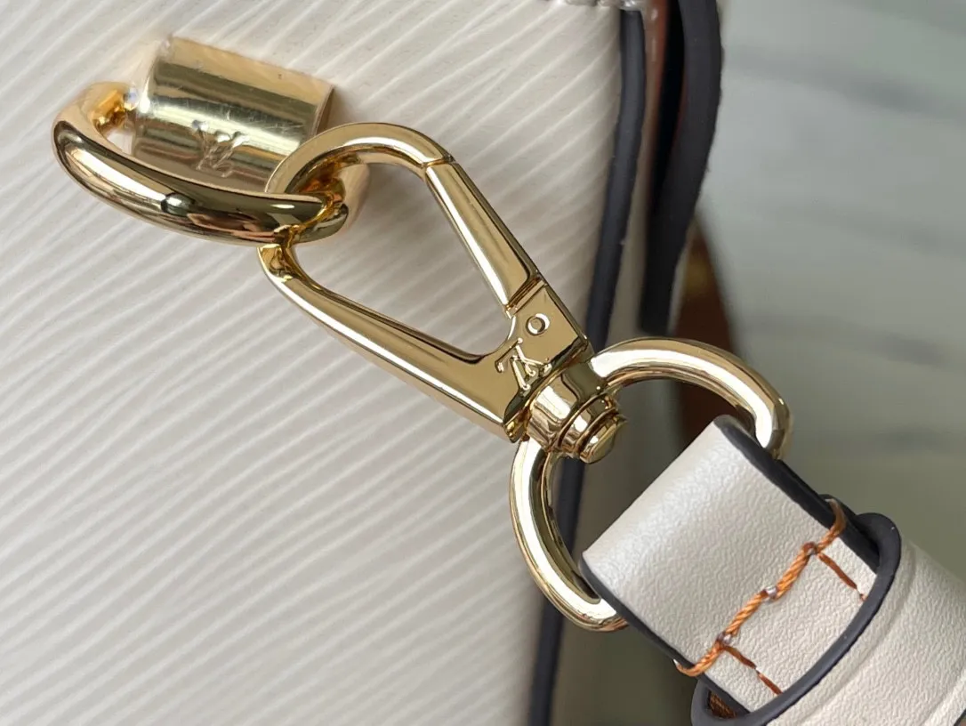 💰1360 (first-grain leather) top-quality original M22236 off-white (woven) This Twist medium handbag is made of Epi embossed leather, and the LV Twist twist lock and top handle are wrapped in woven leather, injecting a feminine touch into the eye-catching structure. With the detachable and adjustable shoulder strap, you can switch between long and short shoulder or cross-body wear. Dimensions: 23.0 x 17.0 x 9.5 cm