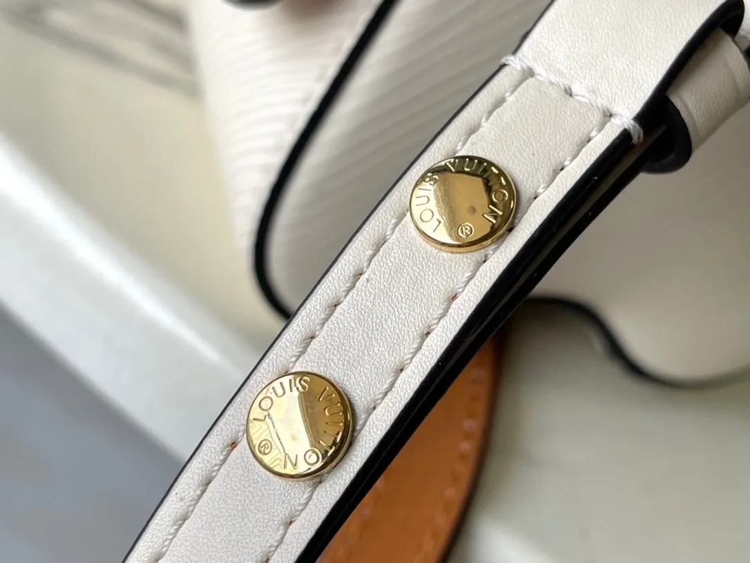 💰1360 (first-grain leather) top-quality original M22236 off-white (woven) This Twist medium handbag is made of Epi embossed leather, and the LV Twist twist lock and top handle are wrapped in woven leather, injecting a feminine touch into the eye-catching structure. With the detachable and adjustable shoulder strap, you can switch between long and short shoulder or cross-body wear. Dimensions: 23.0 x 17.0 x 9.5 cm