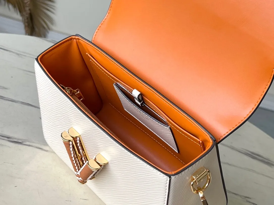 💰1360 (first-grain leather) top-quality original M22236 off-white (woven) This Twist medium handbag is made of Epi embossed leather, and the LV Twist twist lock and top handle are wrapped in woven leather, injecting a feminine touch into the eye-catching structure. With the detachable and adjustable shoulder strap, you can switch between long and short shoulder or cross-body wear. Dimensions: 23.0 x 17.0 x 9.5 cm