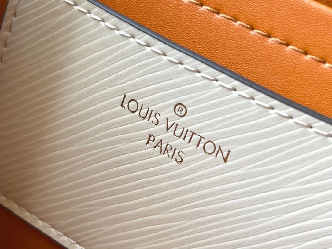 💰1360 (first-grain leather) top-quality original M22236 off-white (woven) This Twist medium handbag is made of Epi embossed leather, and the LV Twist twist lock and top handle are wrapped in woven leather, injecting a feminine touch into the eye-catching structure. With the detachable and adjustable shoulder strap, you can switch between long and short shoulder or cross-body wear. Dimensions: 23.0 x 17.0 x 9.5 cm