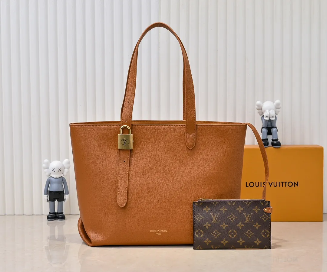 Batch 💰320 Upgraded original M25341 M25342 M25343 This medium-sized Low Key Cabas handbag is wrapped in soft grained cow leather and lined with suede leather, creating a luxurious style with ingenuity. The brand's iconic padlock demonstrates an eclectic mix of elegant aesthetics and security features. The adjustable handle enables you to switch between hand-held and long- or short-shoulder carry. Dimensions: 47.0 x 30.0 x 14.0 cm