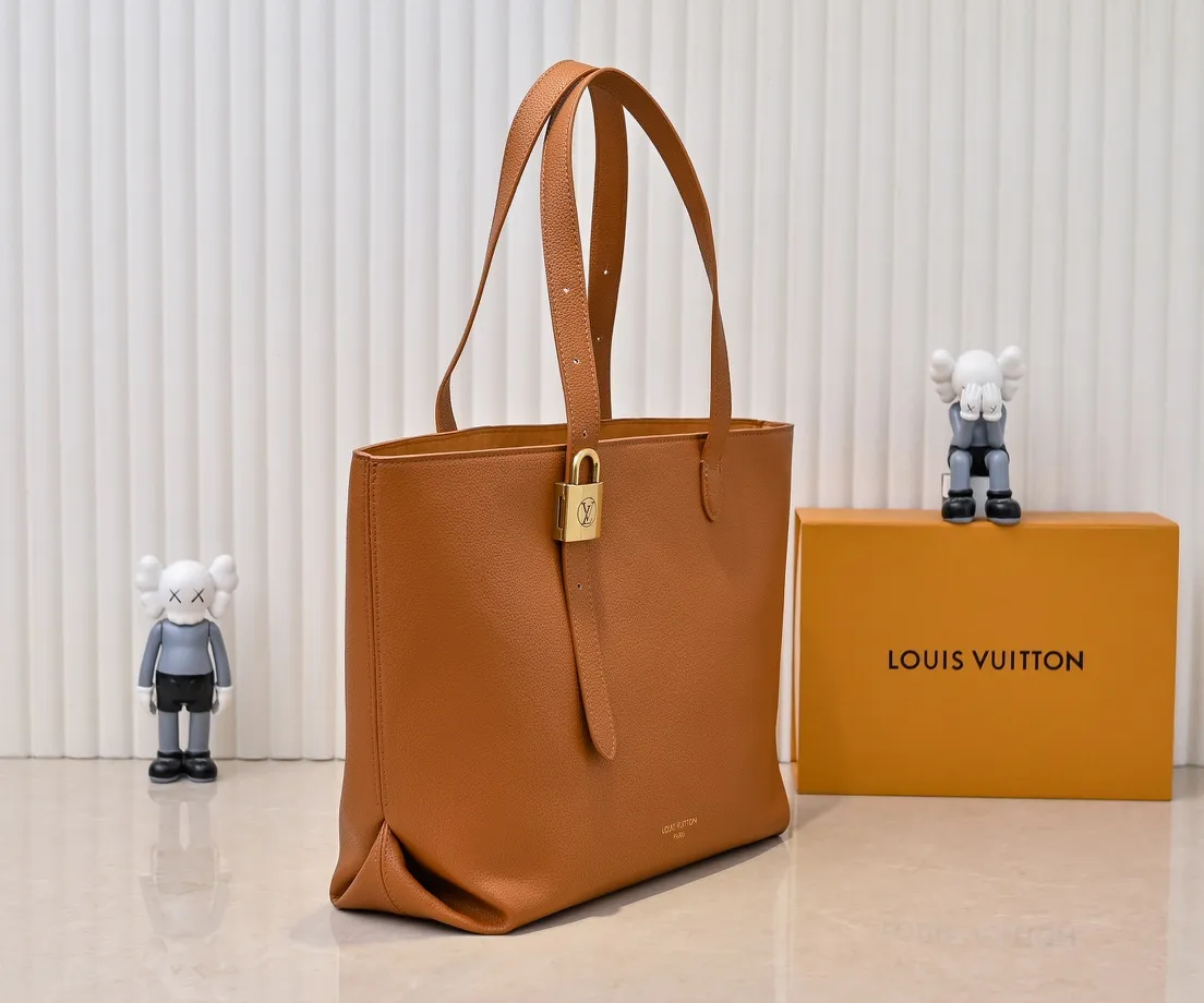 Batch 💰320 Upgraded original M25341 M25342 M25343 This medium-sized Low Key Cabas handbag is wrapped in soft grained cow leather and lined with suede leather, creating a luxurious style with ingenuity. The brand's iconic padlock demonstrates an eclectic mix of elegant aesthetics and security features. The adjustable handle enables you to switch between hand-held and long- or short-shoulder carry. Dimensions: 47.0 x 30.0 x 14.0 cm