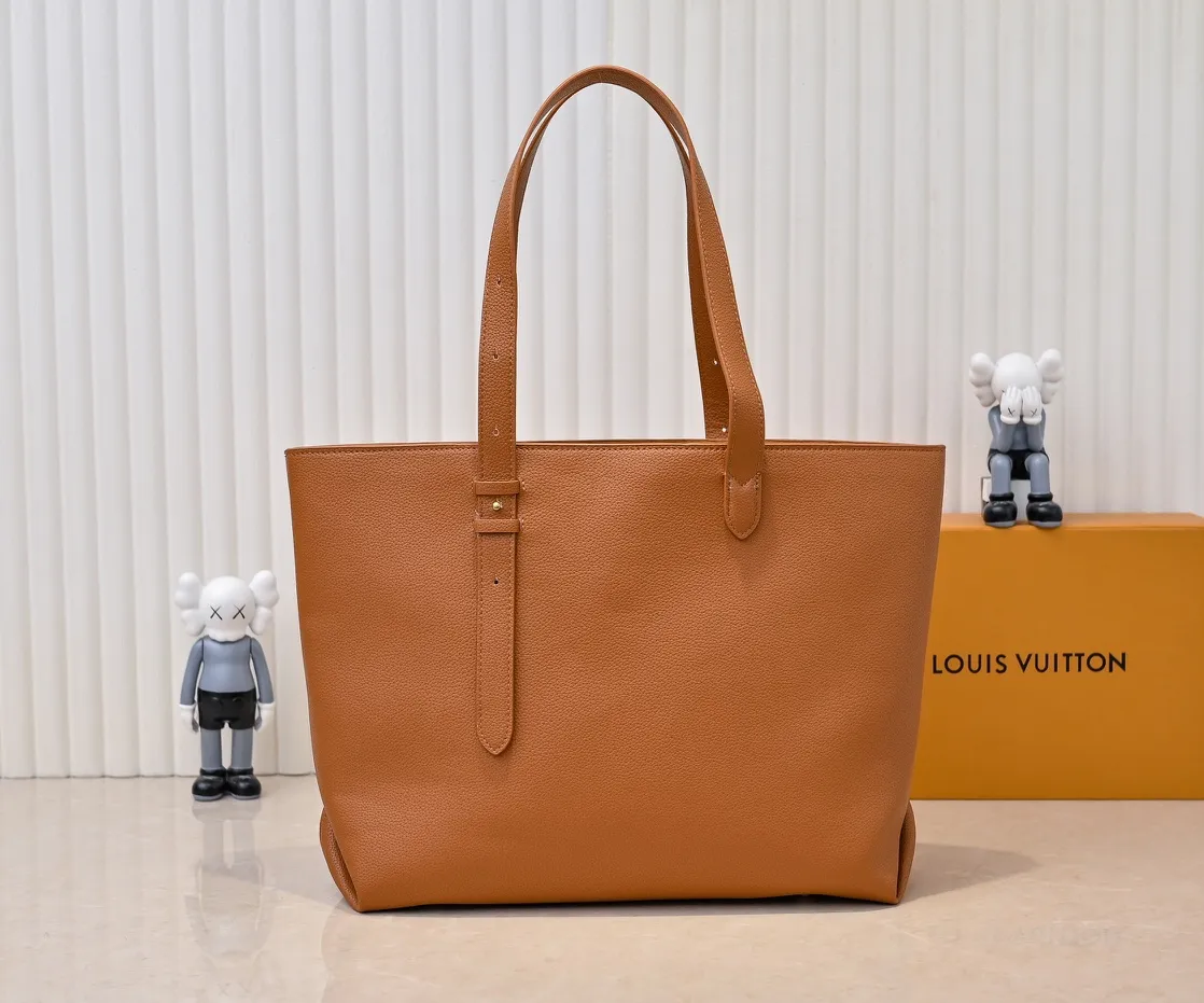 Batch 💰320 Upgraded original M25341 M25342 M25343 This medium-sized Low Key Cabas handbag is wrapped in soft grained cow leather and lined with suede leather, creating a luxurious style with ingenuity. The brand's iconic padlock demonstrates an eclectic mix of elegant aesthetics and security features. The adjustable handle enables you to switch between hand-held and long- or short-shoulder carry. Dimensions: 47.0 x 30.0 x 14.0 cm