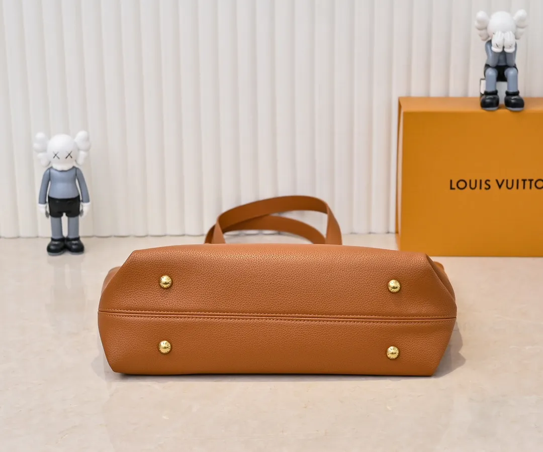Batch 💰320 Upgraded original M25341 M25342 M25343 This medium-sized Low Key Cabas handbag is wrapped in soft grained cow leather and lined with suede leather, creating a luxurious style with ingenuity. The brand's iconic padlock demonstrates an eclectic mix of elegant aesthetics and security features. The adjustable handle enables you to switch between hand-held and long- or short-shoulder carry. Dimensions: 47.0 x 30.0 x 14.0 cm