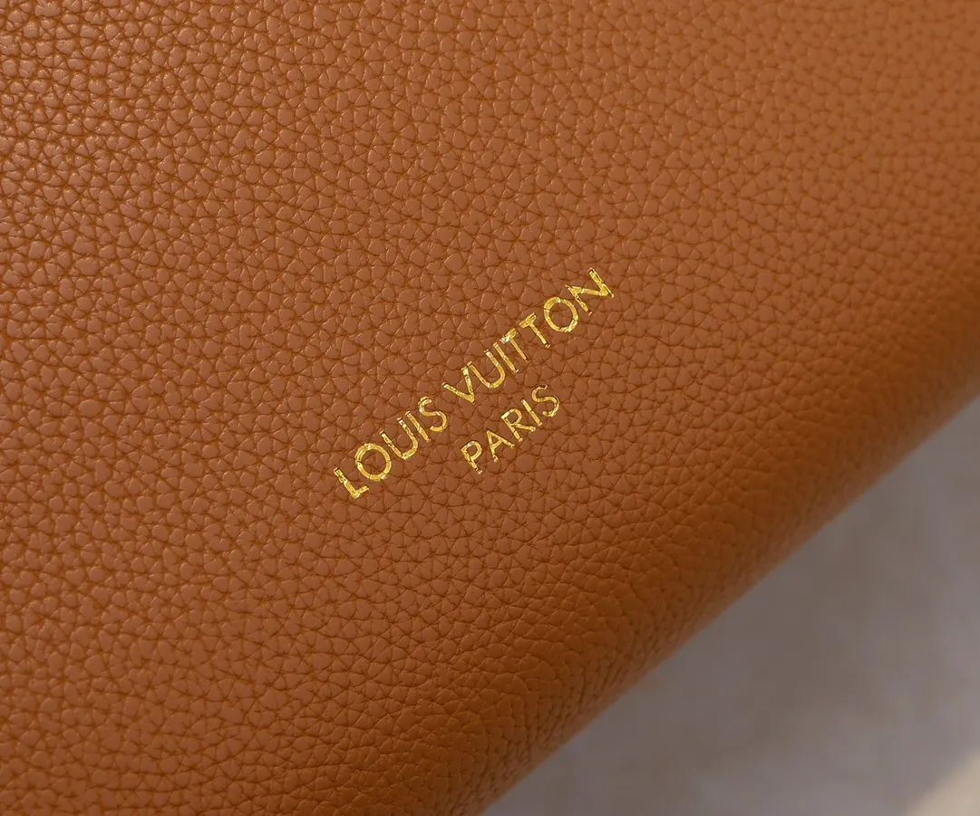 Batch 💰320 Upgraded original M25341 M25342 M25343 This medium-sized Low Key Cabas handbag is wrapped in soft grained cow leather and lined with suede leather, creating a luxurious style with ingenuity. The brand's iconic padlock demonstrates an eclectic mix of elegant aesthetics and security features. The adjustable handle enables you to switch between hand-held and long- or short-shoulder carry. Dimensions: 47.0 x 30.0 x 14.0 cm