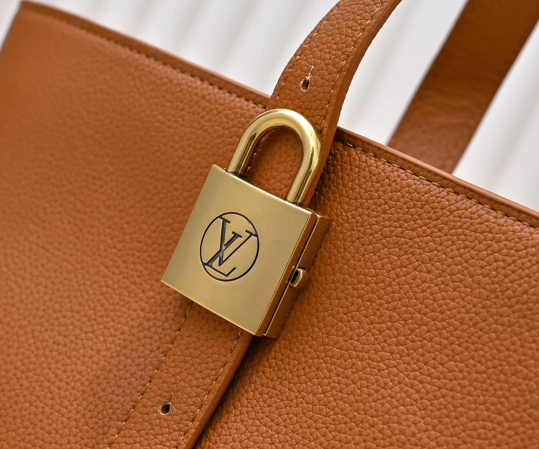 Batch 💰320 Upgraded original M25341 M25342 M25343 This medium-sized Low Key Cabas handbag is wrapped in soft grained cow leather and lined with suede leather, creating a luxurious style with ingenuity. The brand's iconic padlock demonstrates an eclectic mix of elegant aesthetics and security features. The adjustable handle enables you to switch between hand-held and long- or short-shoulder carry. Dimensions: 47.0 x 30.0 x 14.0 cm