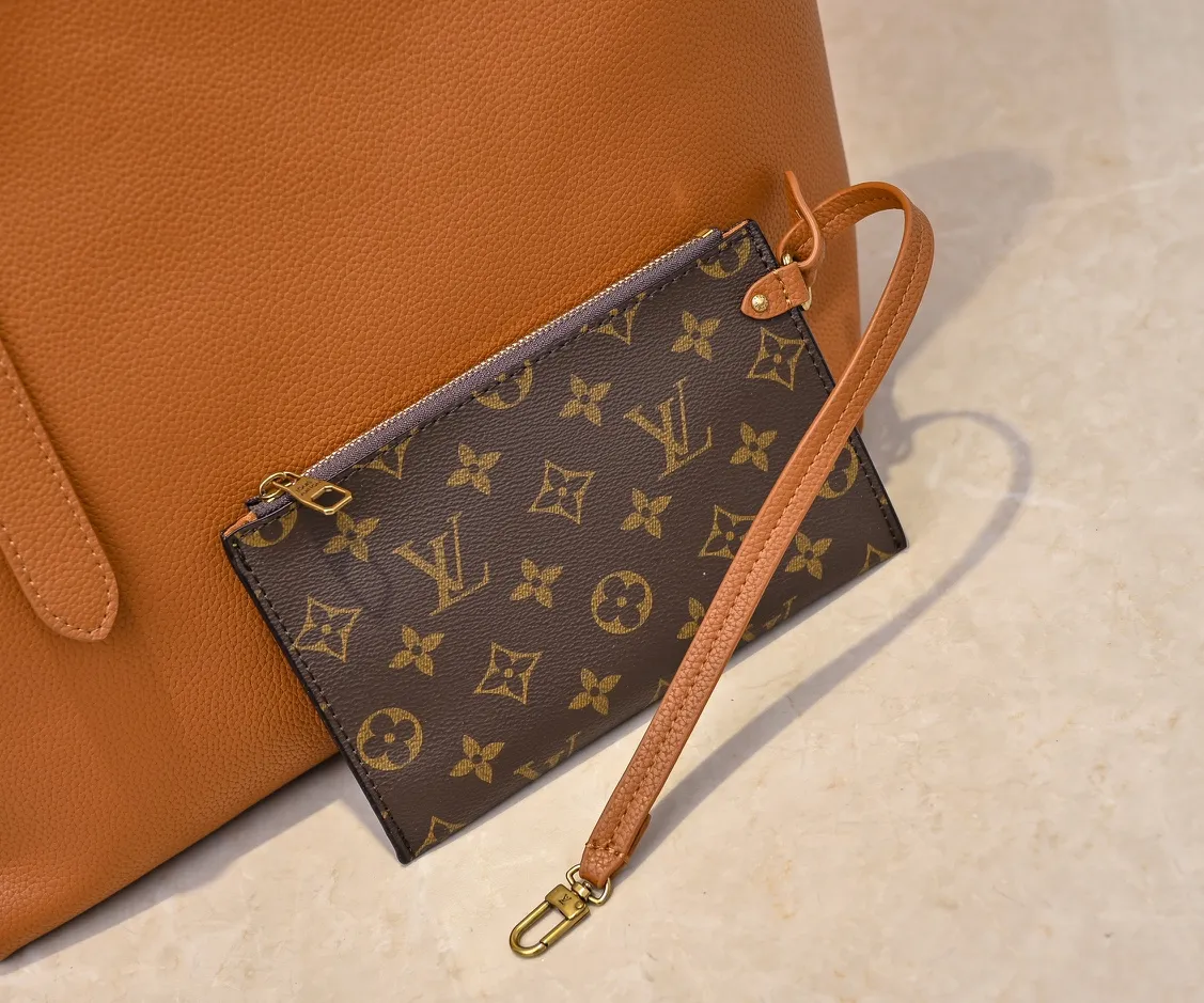 Batch 💰320 Upgraded original M25341 M25342 M25343 This medium-sized Low Key Cabas handbag is wrapped in soft grained cow leather and lined with suede leather, creating a luxurious style with ingenuity. The brand's iconic padlock demonstrates an eclectic mix of elegant aesthetics and security features. The adjustable handle enables you to switch between hand-held and long- or short-shoulder carry. Dimensions: 47.0 x 30.0 x 14.0 cm