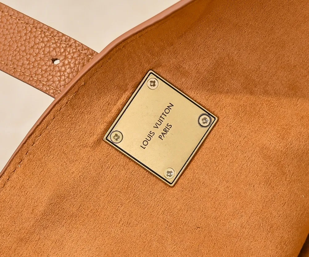 Batch 💰320 Upgraded original M25341 M25342 M25343 This medium-sized Low Key Cabas handbag is wrapped in soft grained cow leather and lined with suede leather, creating a luxurious style with ingenuity. The brand's iconic padlock demonstrates an eclectic mix of elegant aesthetics and security features. The adjustable handle enables you to switch between hand-held and long- or short-shoulder carry. Dimensions: 47.0 x 30.0 x 14.0 cm