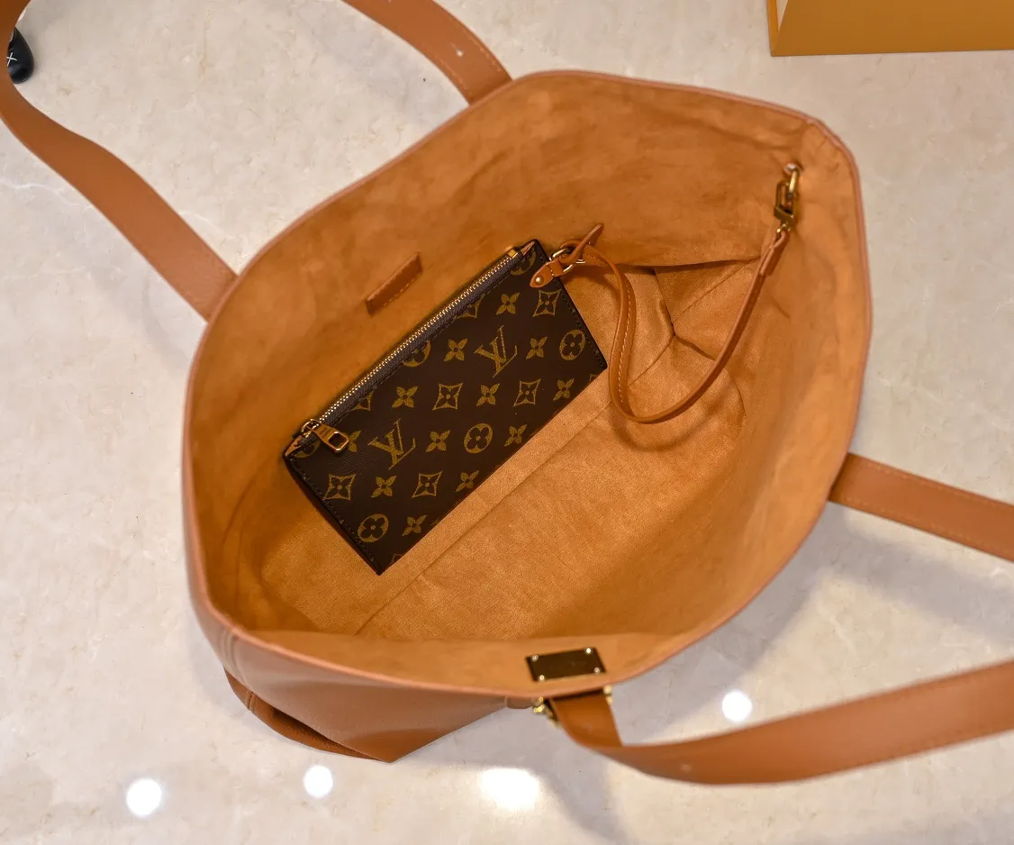 Batch 💰320 Upgraded original M25341 M25342 M25343 This medium-sized Low Key Cabas handbag is wrapped in soft grained cow leather and lined with suede leather, creating a luxurious style with ingenuity. The brand's iconic padlock demonstrates an eclectic mix of elegant aesthetics and security features. The adjustable handle enables you to switch between hand-held and long- or short-shoulder carry. Dimensions: 47.0 x 30.0 x 14.0 cm