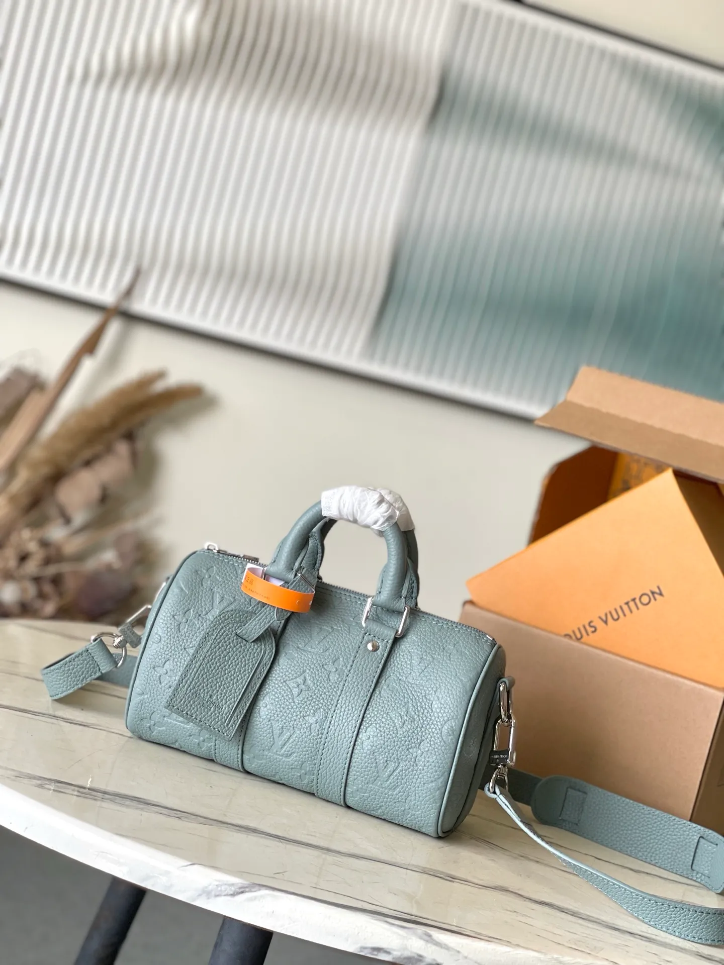 💰960 (top-grain leather) top original order M13866 This Keepall Bandouliere 25 handbag is made of Taurillon cow leather with Monogram pattern embossed, and the sophisticated color matching and old metal parts complement each other. The detachable and adjustable shoulder strap is embossed with the Louis Vuitton logo, providing a comfortable shoulder carry experience. A cotton lining completes the look. Dimensions: 25 × 15 × 11 cm