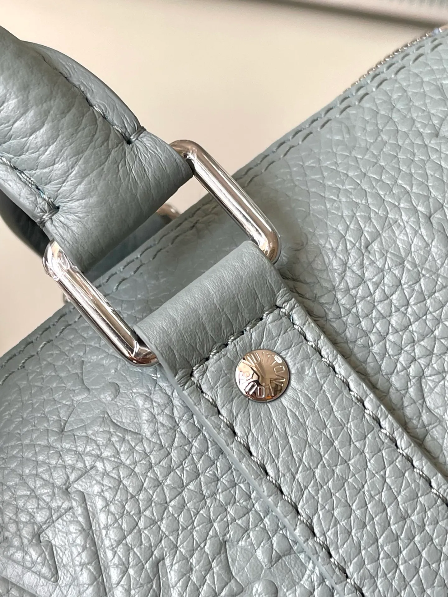 💰960 (top-grain leather) top original order M13866 This Keepall Bandouliere 25 handbag is made of Taurillon cow leather with Monogram pattern embossed, and the sophisticated color matching and old metal parts complement each other. The detachable and adjustable shoulder strap is embossed with the Louis Vuitton logo, providing a comfortable shoulder carry experience. A cotton lining completes the look. Dimensions: 25 × 15 × 11 cm