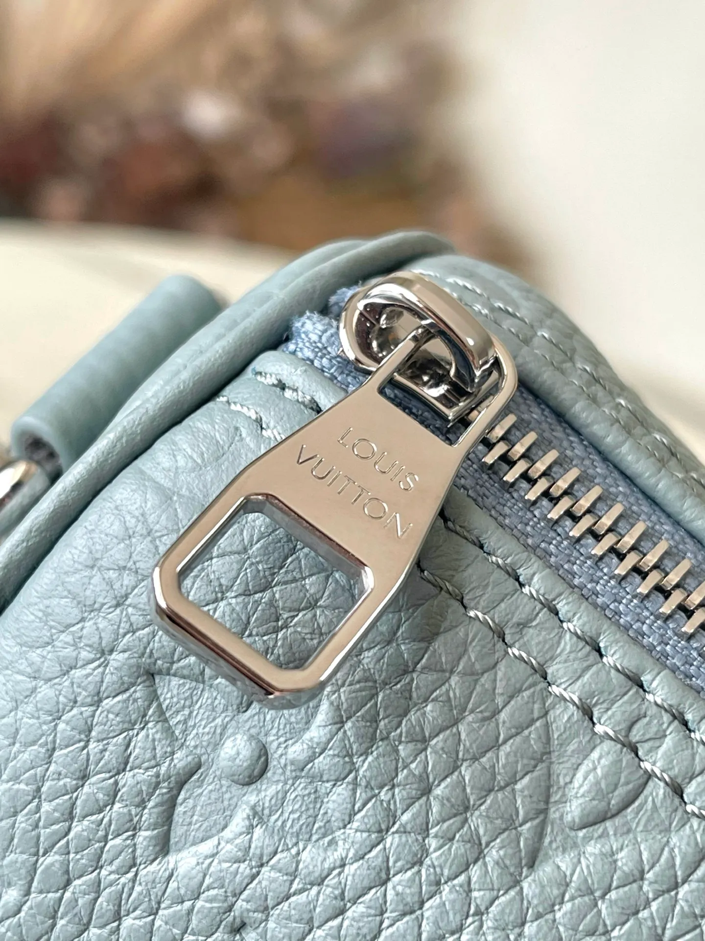 💰960 (top-grain leather) top original order M13866 This Keepall Bandouliere 25 handbag is made of Taurillon cow leather with Monogram pattern embossed, and the sophisticated color matching and old metal parts complement each other. The detachable and adjustable shoulder strap is embossed with the Louis Vuitton logo, providing a comfortable shoulder carry experience. A cotton lining completes the look. Dimensions: 25 × 15 × 11 cm