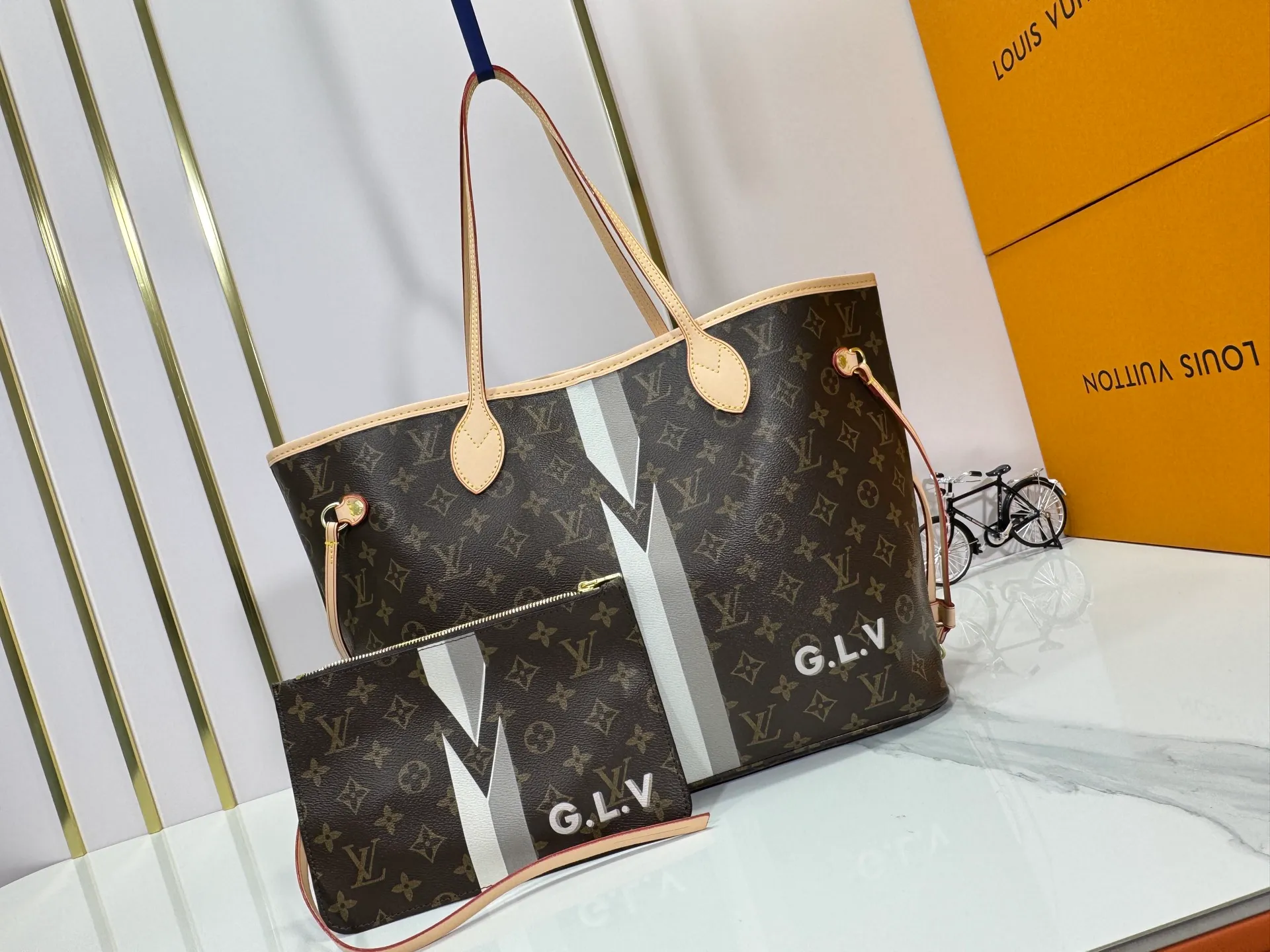 P260 Upgraded original M13758 M14210 M45686 M46649 M58907 M13675 M40995 This Neverfull medium handbag uses embossing and printing processes to depict the Monogram pattern on the cow leather. Tighten the side straps and the tote instantly transforms into an elegant urban handbag; the long handle makes it easy to carry over the shoulder or elbow. 31.0 x 28.0 x 14.0 cm (length x height x width)
