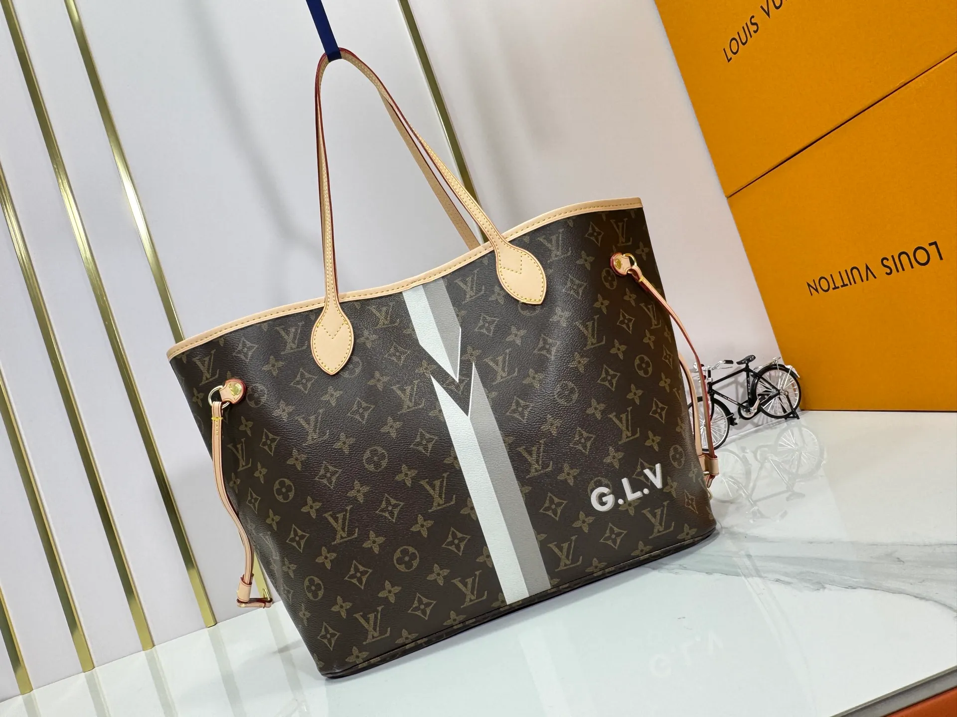 P260 Upgraded original M13758 M14210 M45686 M46649 M58907 M13675 M40995 This Neverfull medium handbag uses embossing and printing processes to depict the Monogram pattern on the cow leather. Tighten the side straps and the tote instantly transforms into an elegant urban handbag; the long handle makes it easy to carry over the shoulder or elbow. 31.0 x 28.0 x 14.0 cm (length x height x width)