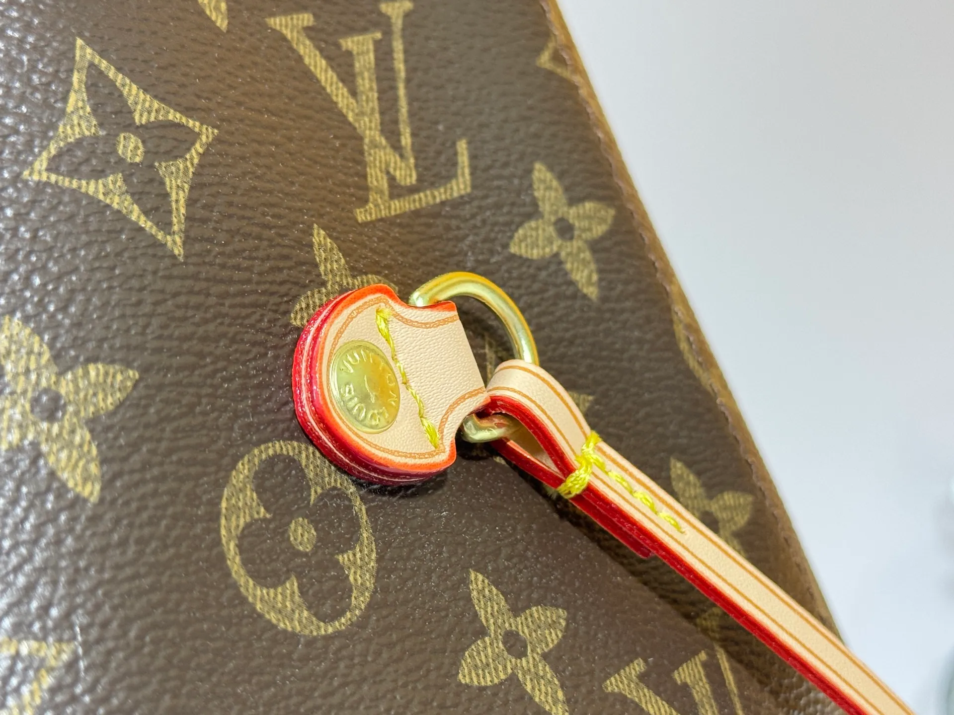 P260 Upgraded original M13758 M14210 M45686 M46649 M58907 M13675 M40995 This Neverfull medium handbag uses embossing and printing processes to depict the Monogram pattern on the cow leather. Tighten the side straps and the tote instantly transforms into an elegant urban handbag; the long handle makes it easy to carry over the shoulder or elbow. 31.0 x 28.0 x 14.0 cm (length x height x width)