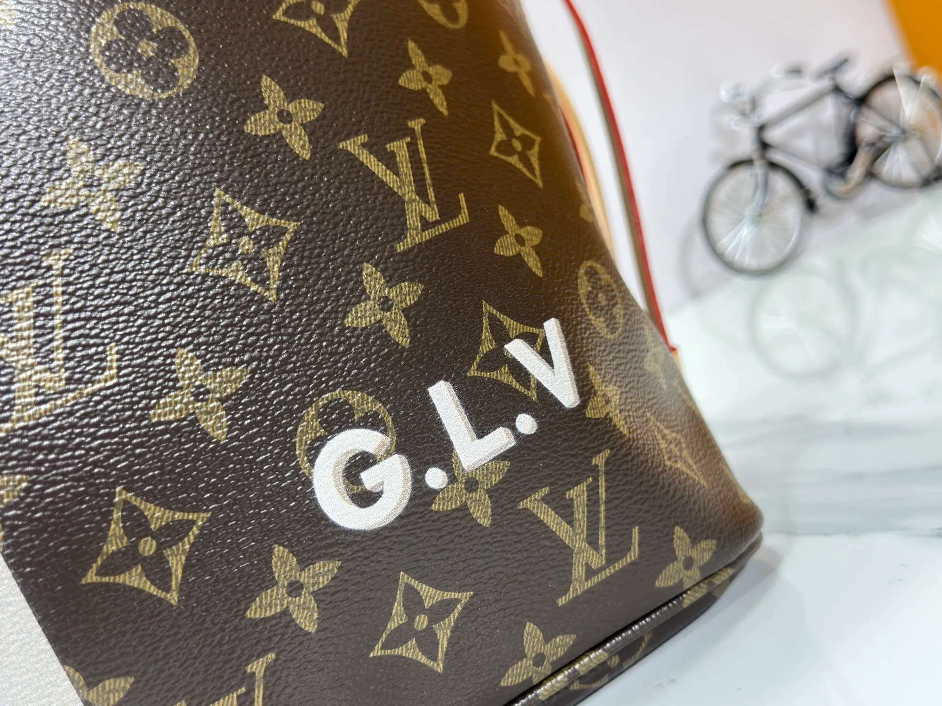 P260 Upgraded original M13758 M14210 M45686 M46649 M58907 M13675 M40995 This Neverfull medium handbag uses embossing and printing processes to depict the Monogram pattern on the cow leather. Tighten the side straps and the tote instantly transforms into an elegant urban handbag; the long handle makes it easy to carry over the shoulder or elbow. 31.0 x 28.0 x 14.0 cm (length x height x width)