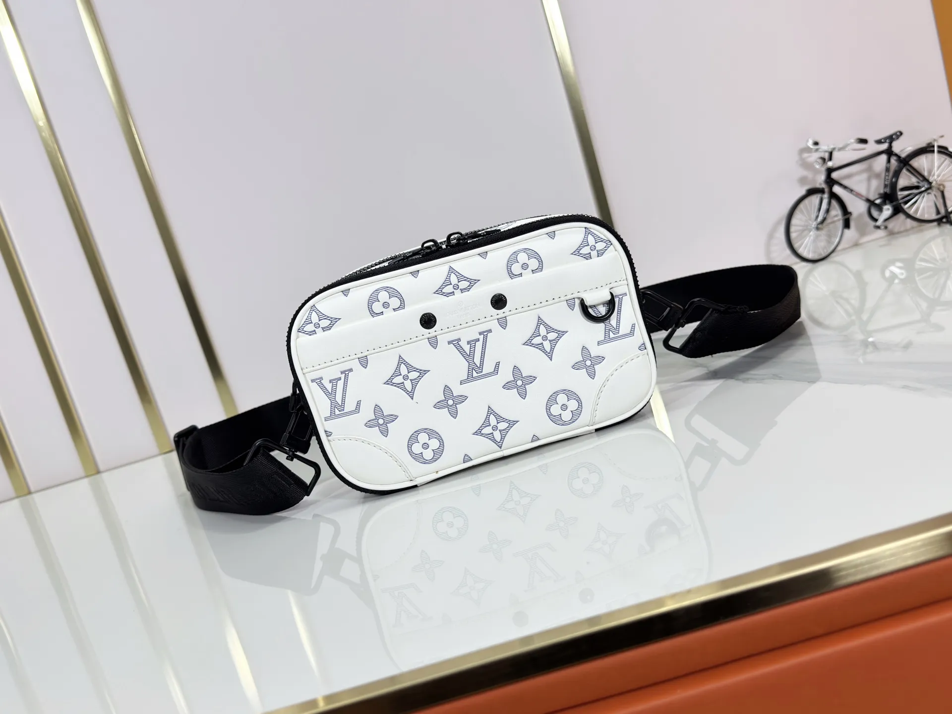 P210 Upgraded original M46955 M83383 M82542 M82544 M82801 Mini men's bag series The new Zly hx NANO ALA handbag of the season. The Neo Ala handbag condenses the design of the past Ala handbag with rounded strokes and uses soft Monogram Eclie canvas to build a casual silhouette. The ample space is equipped with a zipper compartment and front patch pocket to hold daily necessities such as mobile phones, cards and keys, and comes with a detachable and adjustable leather shoulder strap. 18.5 x 11 x 6.5 cm.