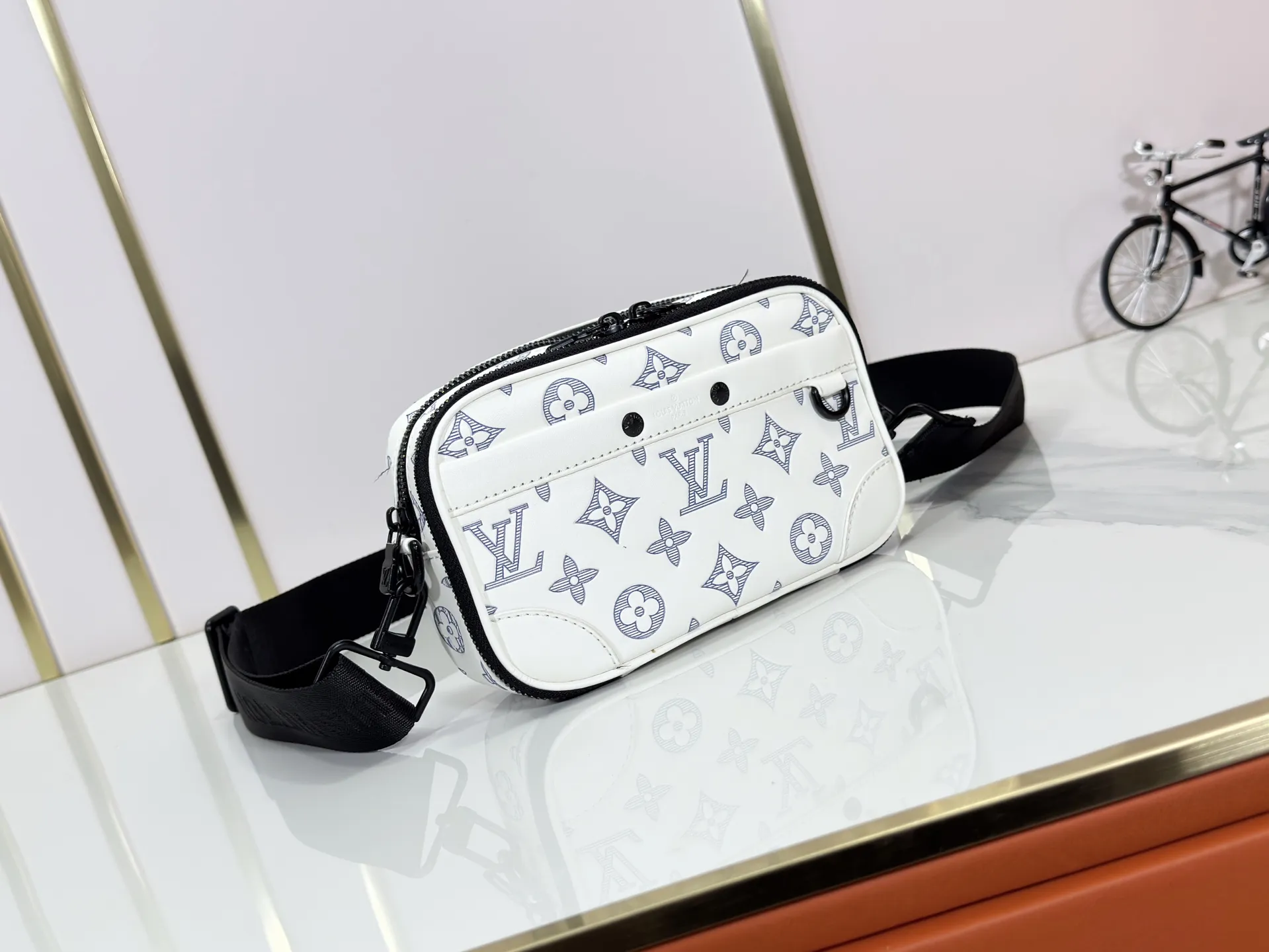 P210 Upgraded original M46955 M83383 M82542 M82544 M82801 Mini men's bag series The new Zly hx NANO ALA handbag of the season. The Neo Ala handbag condenses the design of the past Ala handbag with rounded strokes and uses soft Monogram Eclie canvas to build a casual silhouette. The ample space is equipped with a zipper compartment and front patch pocket to hold daily necessities such as mobile phones, cards and keys, and comes with a detachable and adjustable leather shoulder strap. 18.5 x 11 x 6.5 cm.