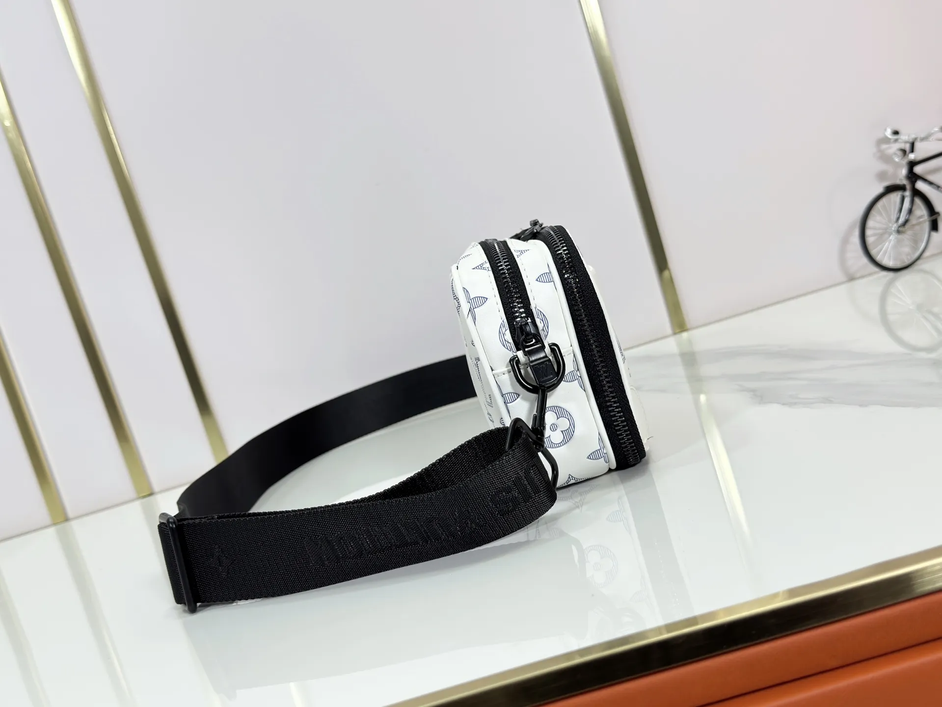 P210 Upgraded original M46955 M83383 M82542 M82544 M82801 Mini men's bag series The new Zly hx NANO ALA handbag of the season. The Neo Ala handbag condenses the design of the past Ala handbag with rounded strokes and uses soft Monogram Eclie canvas to build a casual silhouette. The ample space is equipped with a zipper compartment and front patch pocket to hold daily necessities such as mobile phones, cards and keys, and comes with a detachable and adjustable leather shoulder strap. 18.5 x 11 x 6.5 cm.