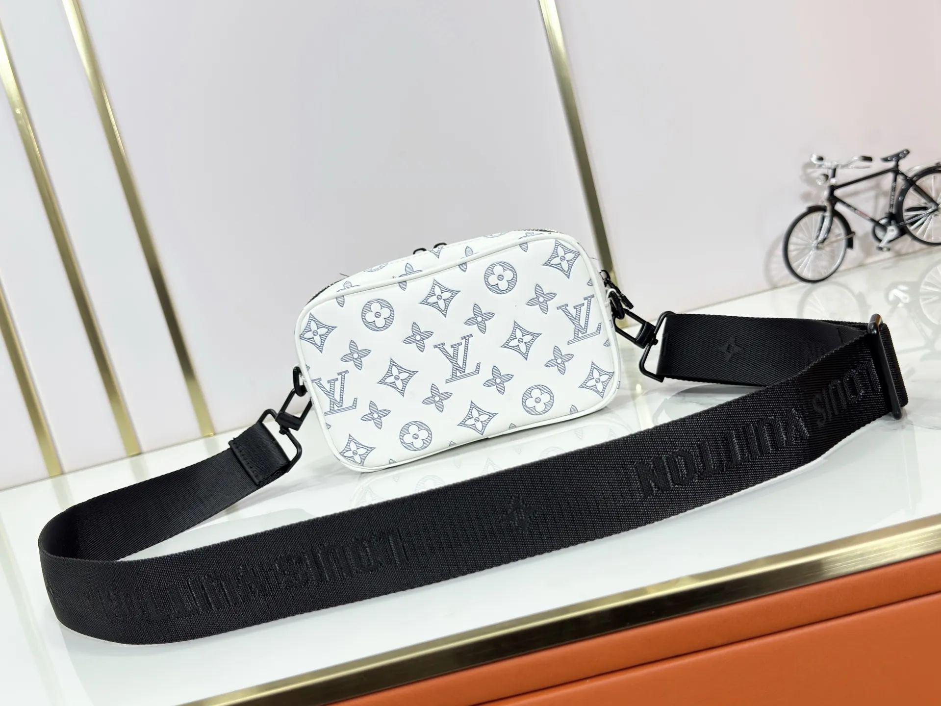 P210 Upgraded original M46955 M83383 M82542 M82544 M82801 Mini men's bag series The new Zly hx NANO ALA handbag of the season. The Neo Ala handbag condenses the design of the past Ala handbag with rounded strokes and uses soft Monogram Eclie canvas to build a casual silhouette. The ample space is equipped with a zipper compartment and front patch pocket to hold daily necessities such as mobile phones, cards and keys, and comes with a detachable and adjustable leather shoulder strap. 18.5 x 11 x 6.5 cm.