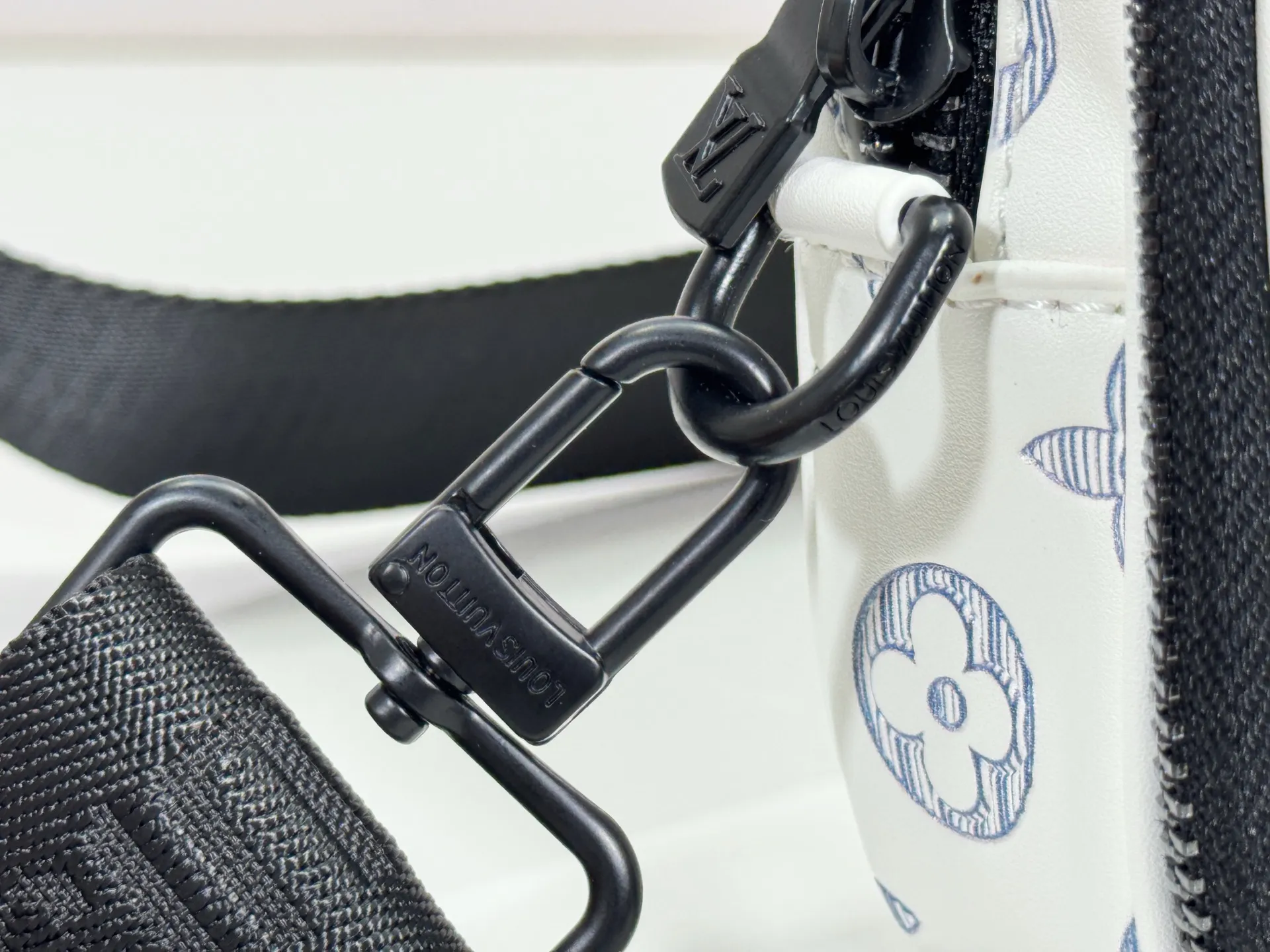 P210 Upgraded original M46955 M83383 M82542 M82544 M82801 Mini men's bag series The new Zly hx NANO ALA handbag of the season. The Neo Ala handbag condenses the design of the past Ala handbag with rounded strokes and uses soft Monogram Eclie canvas to build a casual silhouette. The ample space is equipped with a zipper compartment and front patch pocket to hold daily necessities such as mobile phones, cards and keys, and comes with a detachable and adjustable leather shoulder strap. 18.5 x 11 x 6.5 cm.