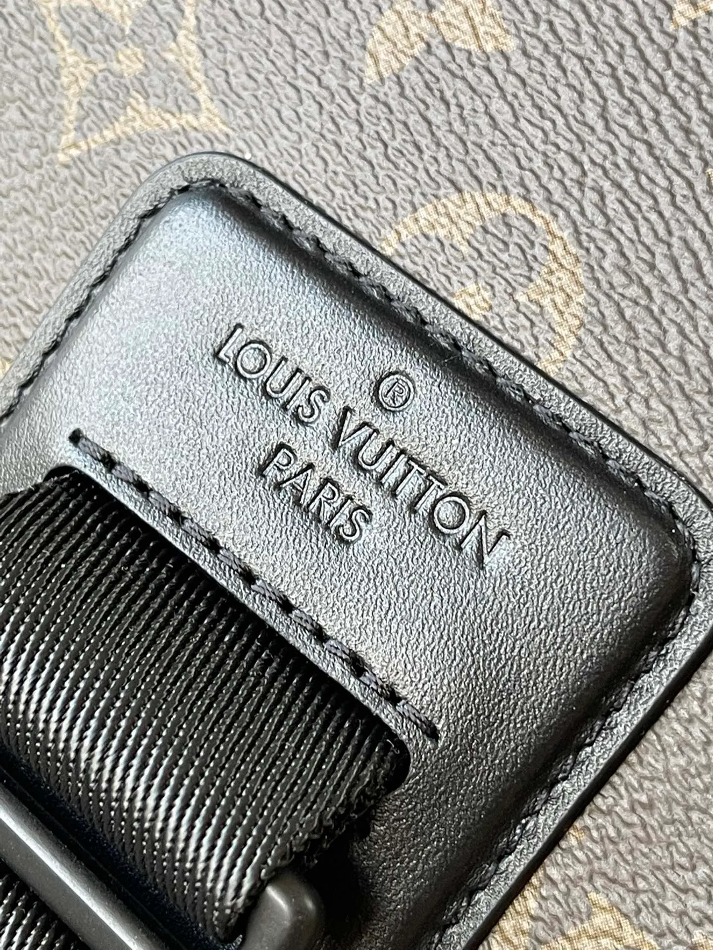 💰1000 Top original order M46328 supports counter inspection. The photo taken of duty-free goods is consistent with the product and has not been unpacked. This product is an exclusive duty-free product in the market and is the highest-end product. Inspection is supported. This product has passed strict inspection and is flawless. Please wear gloves when touching the product. This product is not returnable or exchangeable. Please confirm the product first and then remove the label on the handle. This product is temporarily not open to the public, only regular customers, and is in short supply. Dimensions: 35 x 24 x 8 cm