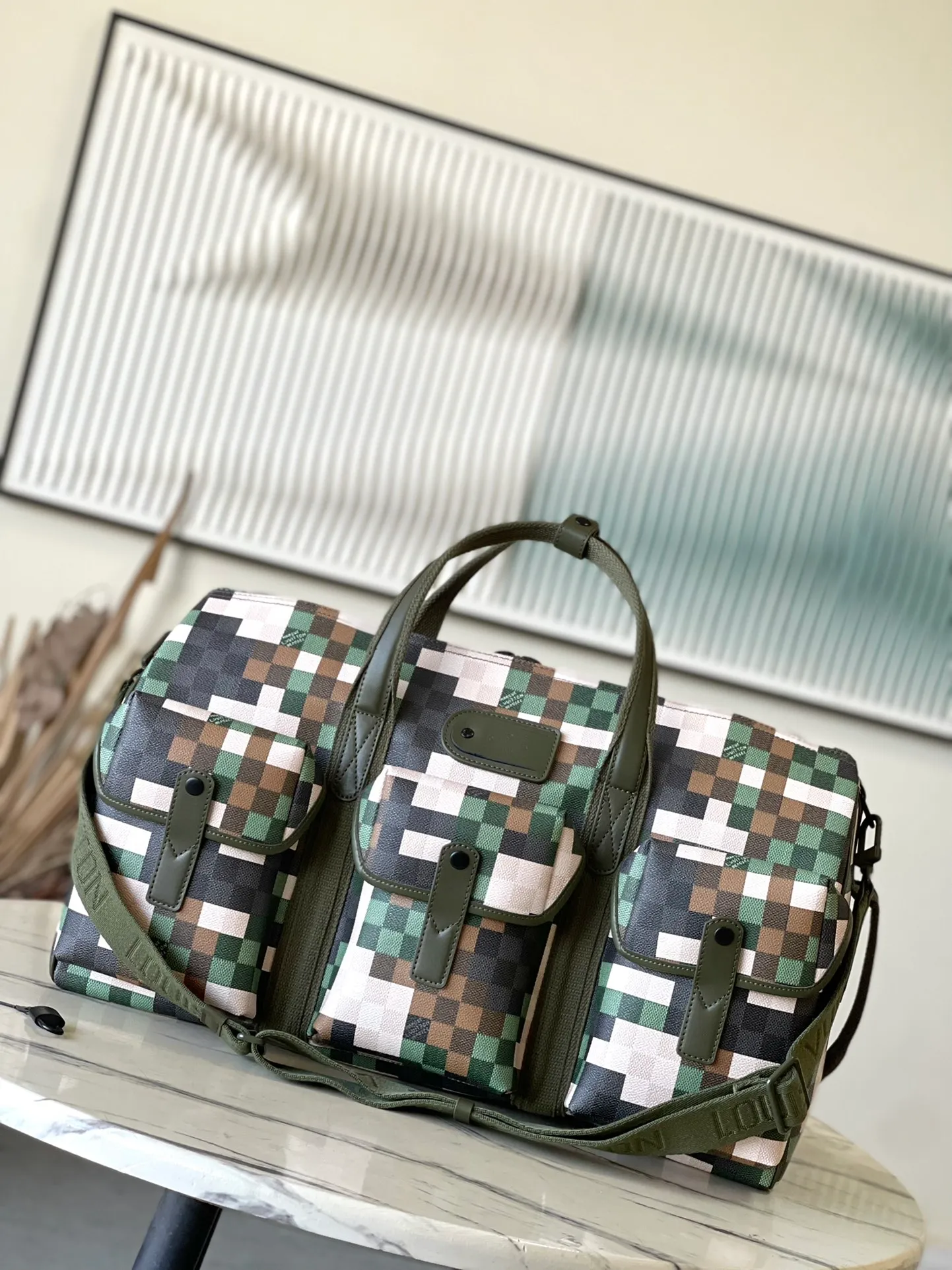 💰1740 Top Original Order M24454 This LVTrail Keepall 55 travel bag is made of Damoflage canvas, showing the pixelated camouflage-style Damier pattern penned by creative director Pharrell Wiliams. The new outer pocket is functional and features a top handle and a removable and adjustable shoulder strap. Dimensions: 55 × 29 × 23 am