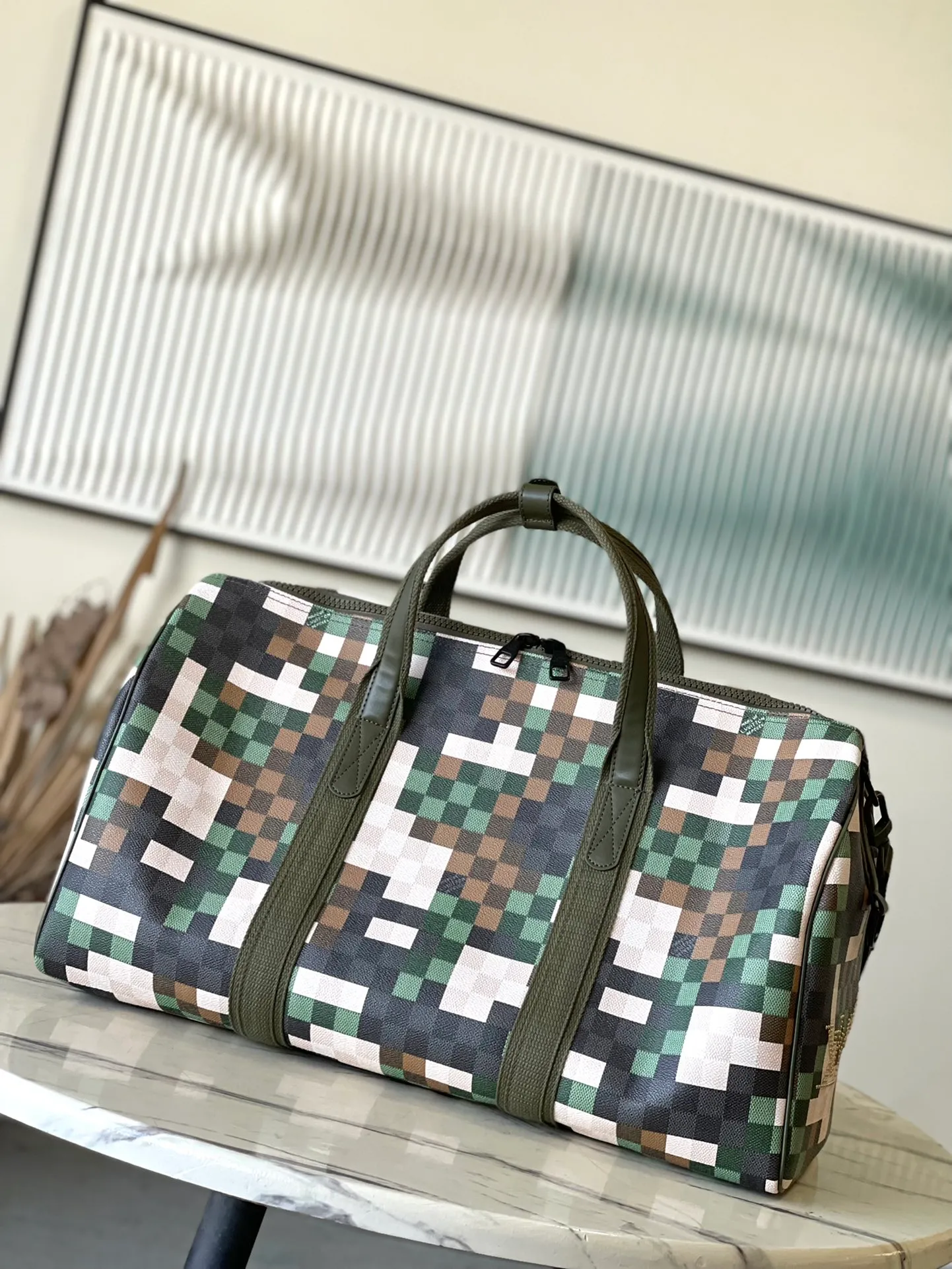 💰1740 Top Original Order M24454 This LVTrail Keepall 55 travel bag is made of Damoflage canvas, showing the pixelated camouflage-style Damier pattern penned by creative director Pharrell Wiliams. The new outer pocket is functional and features a top handle and a removable and adjustable shoulder strap. Dimensions: 55 × 29 × 23 am