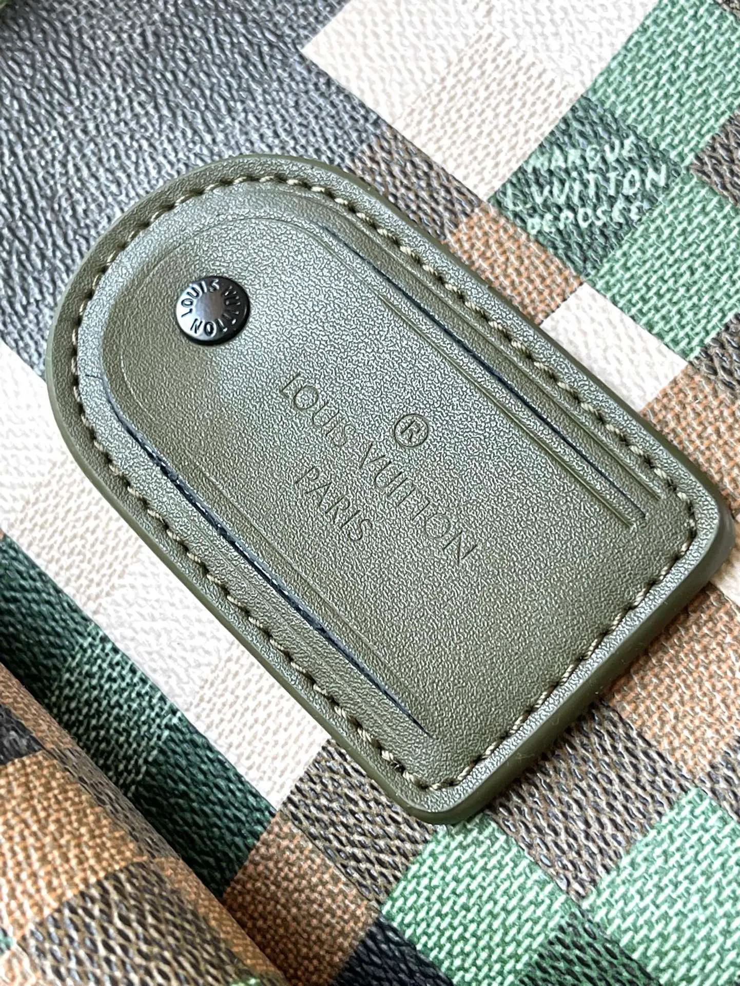 💰1740 Top Original Order M24454 This LVTrail Keepall 55 travel bag is made of Damoflage canvas, showing the pixelated camouflage-style Damier pattern penned by creative director Pharrell Wiliams. The new outer pocket is functional and features a top handle and a removable and adjustable shoulder strap. Dimensions: 55 × 29 × 23 am