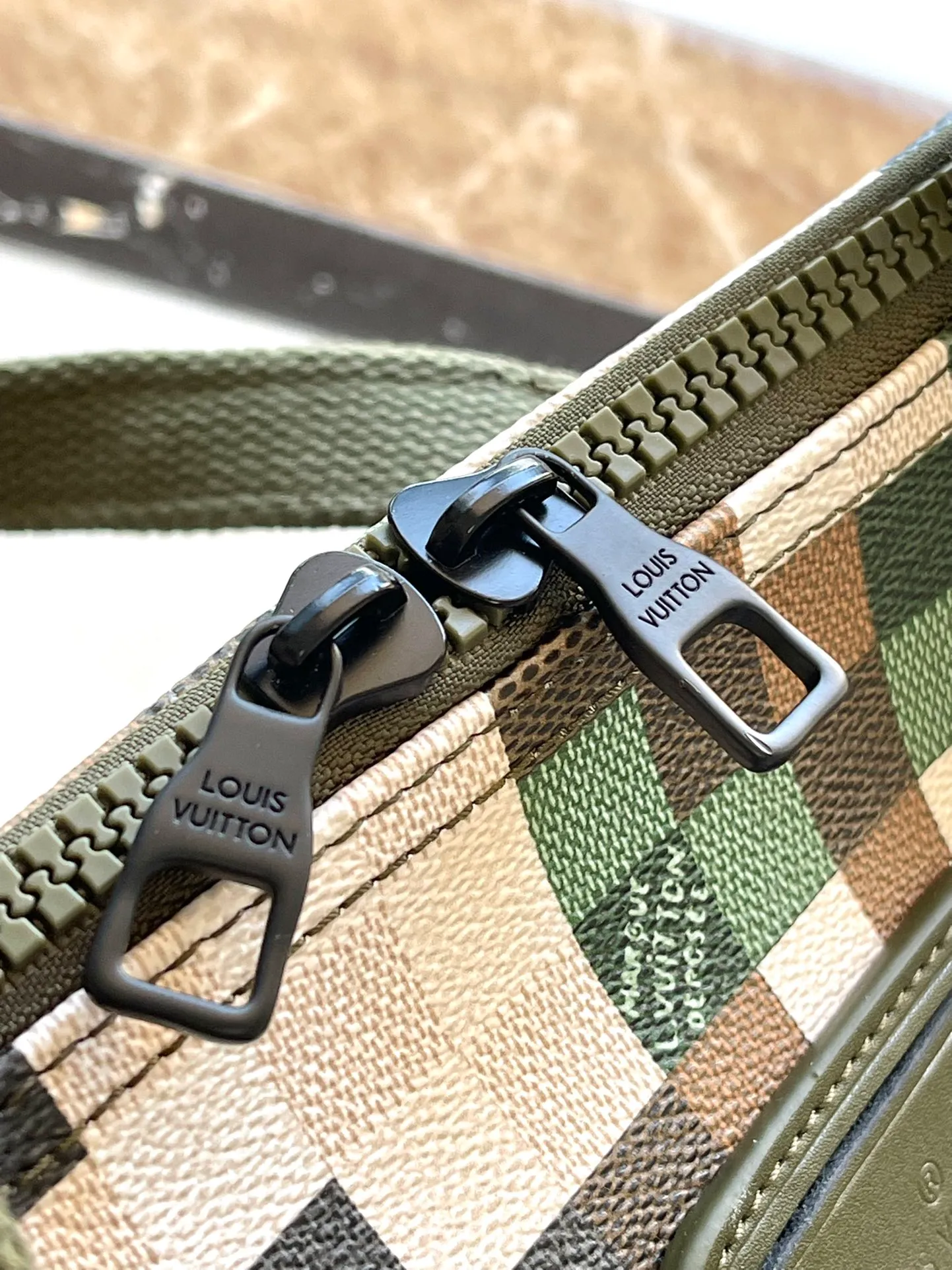 💰1740 Top Original Order M24454 This LVTrail Keepall 55 travel bag is made of Damoflage canvas, showing the pixelated camouflage-style Damier pattern penned by creative director Pharrell Wiliams. The new outer pocket is functional and features a top handle and a removable and adjustable shoulder strap. Dimensions: 55 × 29 × 23 am