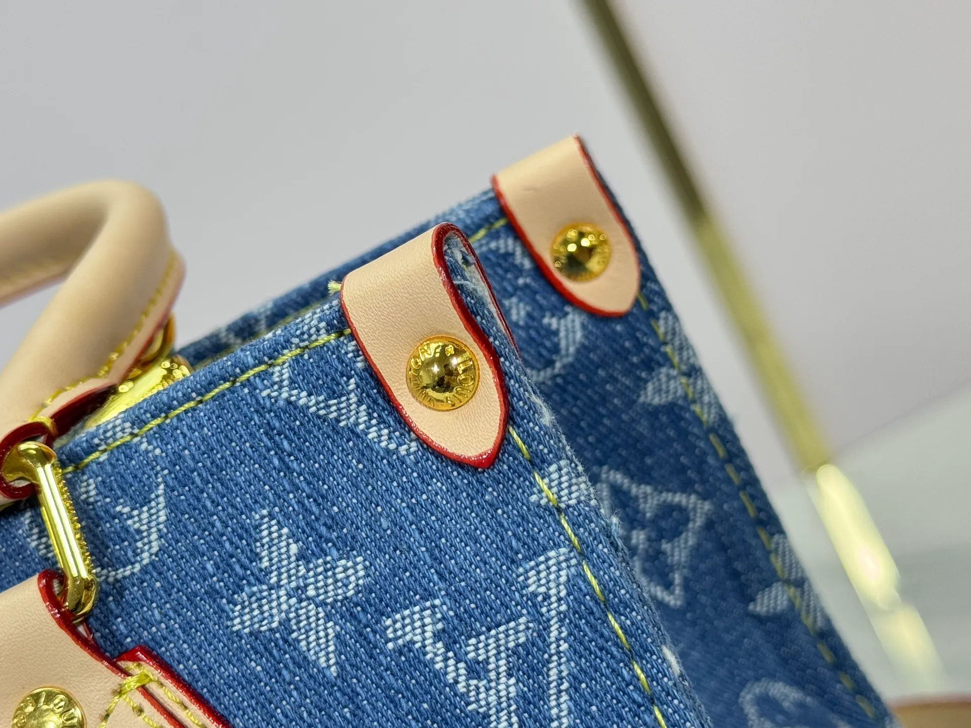 P260 Upgraded original M14633 M46373 Blue denim denim square bag This small OnTheGo handbag is made of cotton denim woven with Monogram pattern. It is bleached and sand washed to present a retro style. Detachable and Adjustable Shoulder Strap for a Subtle Fit The detachable shoulder strap makes it easy to carry small items like an iPad Mini with you. Detailed features 25x 19 x 11.5 cm.