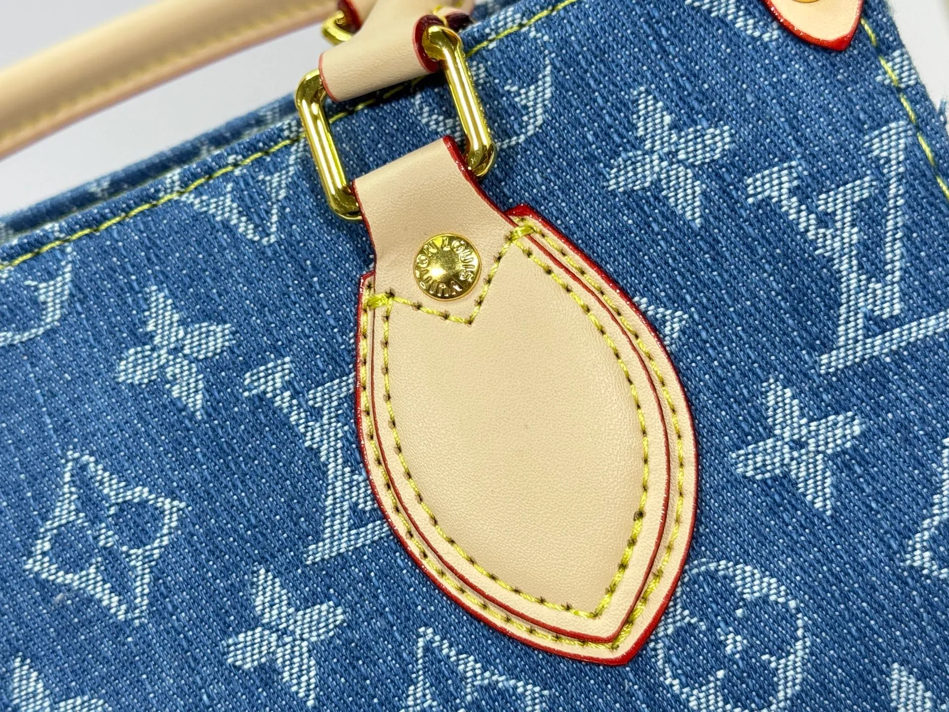 P260 Upgraded original M14633 M46373 Blue denim denim square bag This small OnTheGo handbag is made of cotton denim woven with Monogram pattern. It is bleached and sand washed to present a retro style. Detachable and Adjustable Shoulder Strap for a Subtle Fit The detachable shoulder strap makes it easy to carry small items like an iPad Mini with you. Detailed features 25x 19 x 11.5 cm.