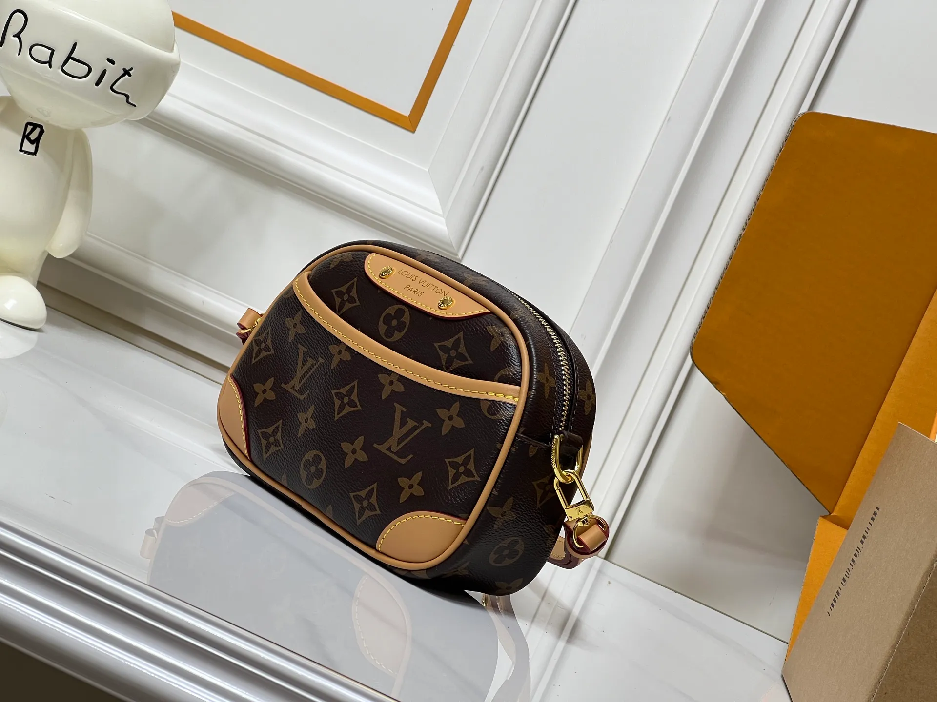 Batch 220💰Upgraded original M25518 M26509 This TINY CAMERA BAG handbag comes from the Monogram Empreinte Ys series. It is made of elegant cow leather decorated with dazzling metal parts, making it an everyday choice suitable for day and night. The front patch pocket makes it easy to access credit cards or transportation cards, and the adjustable shoulder strap allows for a variety of carrying methods. Dimensions: 13 x 6 x 19 cm. (height x width x length)