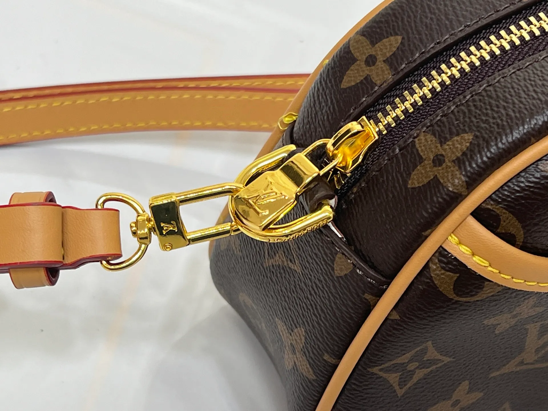 Batch 220💰Upgraded original M25518 M26509 This TINY CAMERA BAG handbag comes from the Monogram Empreinte Ys series. It is made of elegant cow leather decorated with dazzling metal parts, making it an everyday choice suitable for day and night. The front patch pocket makes it easy to access credit cards or transportation cards, and the adjustable shoulder strap allows for a variety of carrying methods. Dimensions: 13 x 6 x 19 cm. (height x width x length)