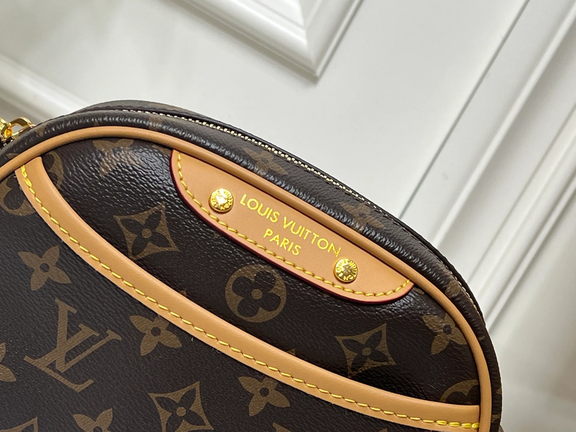 Batch 220💰Upgraded original M25518 M26509 This TINY CAMERA BAG handbag comes from the Monogram Empreinte Ys series. It is made of elegant cow leather decorated with dazzling metal parts, making it an everyday choice suitable for day and night. The front patch pocket makes it easy to access credit cards or transportation cards, and the adjustable shoulder strap allows for a variety of carrying methods. Dimensions: 13 x 6 x 19 cm. (height x width x length)