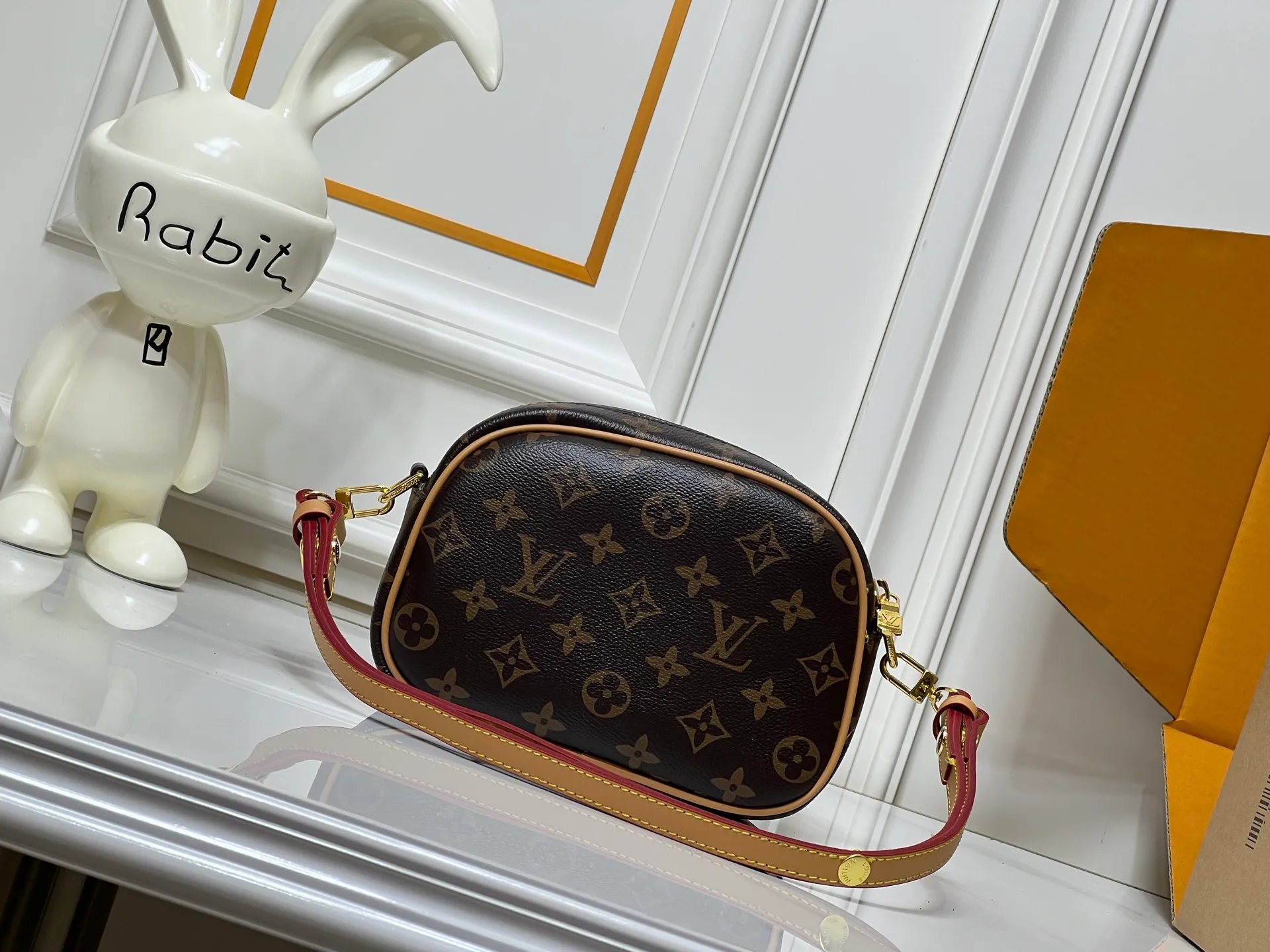 Batch 220💰Upgraded original M25518 M26509 This TINY CAMERA BAG handbag comes from the Monogram Empreinte Ys series. It is made of elegant cow leather decorated with dazzling metal parts, making it an everyday choice suitable for day and night. The front patch pocket makes it easy to access credit cards or transportation cards, and the adjustable shoulder strap allows for a variety of carrying methods. Dimensions: 13 x 6 x 19 cm. (height x width x length)