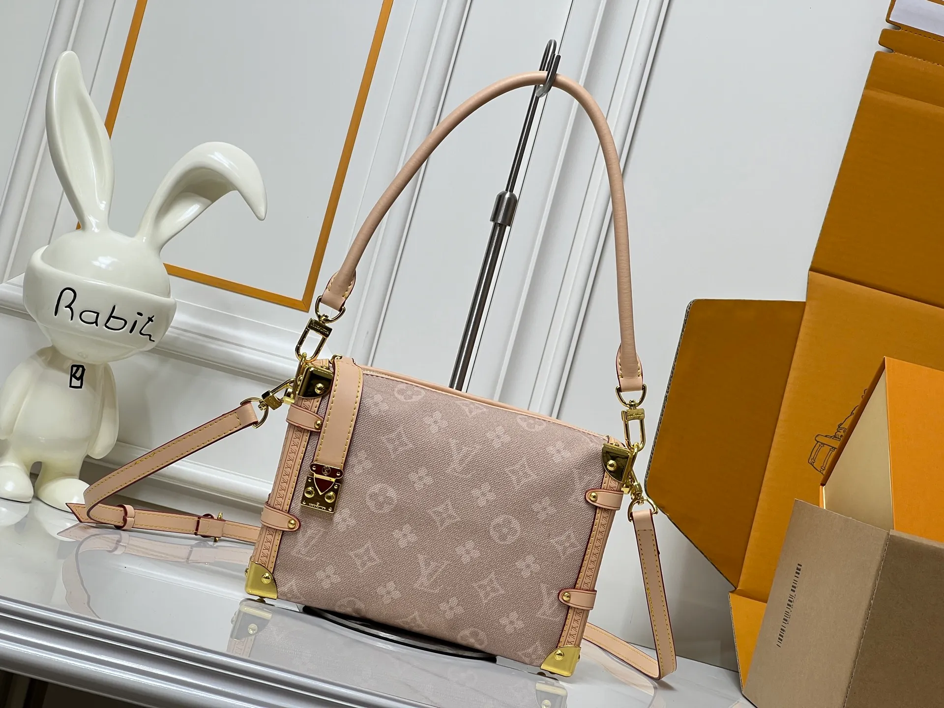 Batch 340💰92636 A sneak peek of the actual LV September cat series!! The cat series was very popular N years ago. This year LV collaborated with Grace again, and a small part of the actual items were revealed ~ LV collaborated with stylist Grace Coddington on the "Cat that Can't Wake Up" cat lovers don't miss it. Style No. 15154 #S-lock The lock and detachable chain sparkle with golden Yingze. The appropriate size makes it easy to store daily items such as lipstick. Dimensions: 23.5×16x 8.5cm (lengthxheightxwidth)