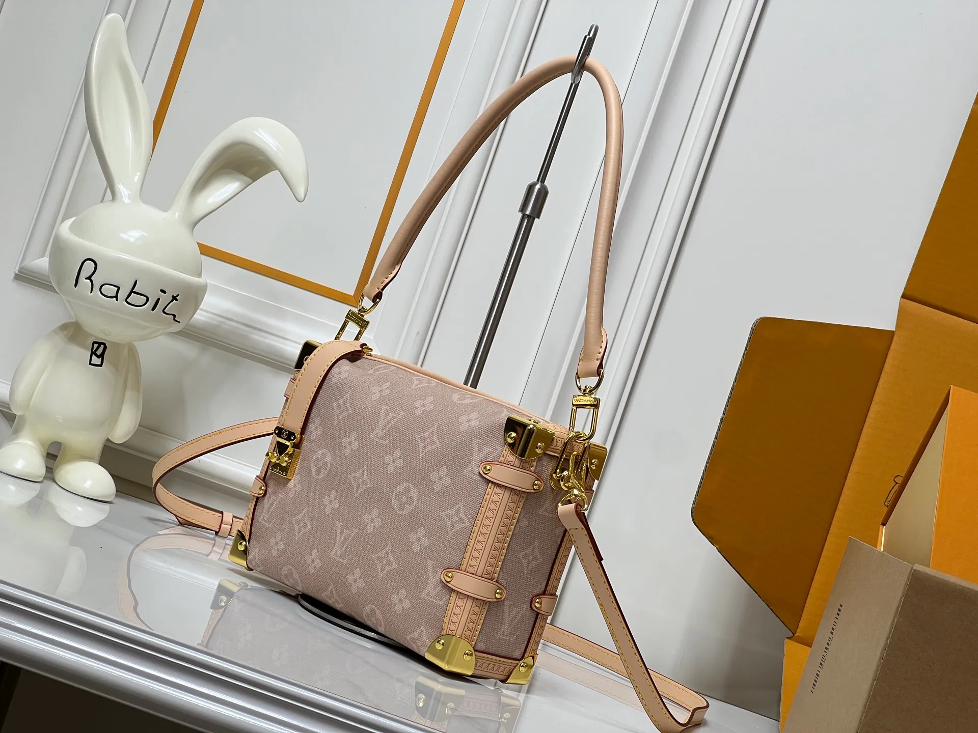 Batch 340💰92636 A sneak peek of the actual LV September cat series!! The cat series was very popular N years ago. This year LV collaborated with Grace again, and a small part of the actual items were revealed ~ LV collaborated with stylist Grace Coddington on the "Cat that Can't Wake Up" cat lovers don't miss it. Style No. 15154 #S-lock The lock and detachable chain sparkle with golden Yingze. The appropriate size makes it easy to store daily items such as lipstick. Dimensions: 23.5×16x 8.5cm (lengthxheightxwidth)