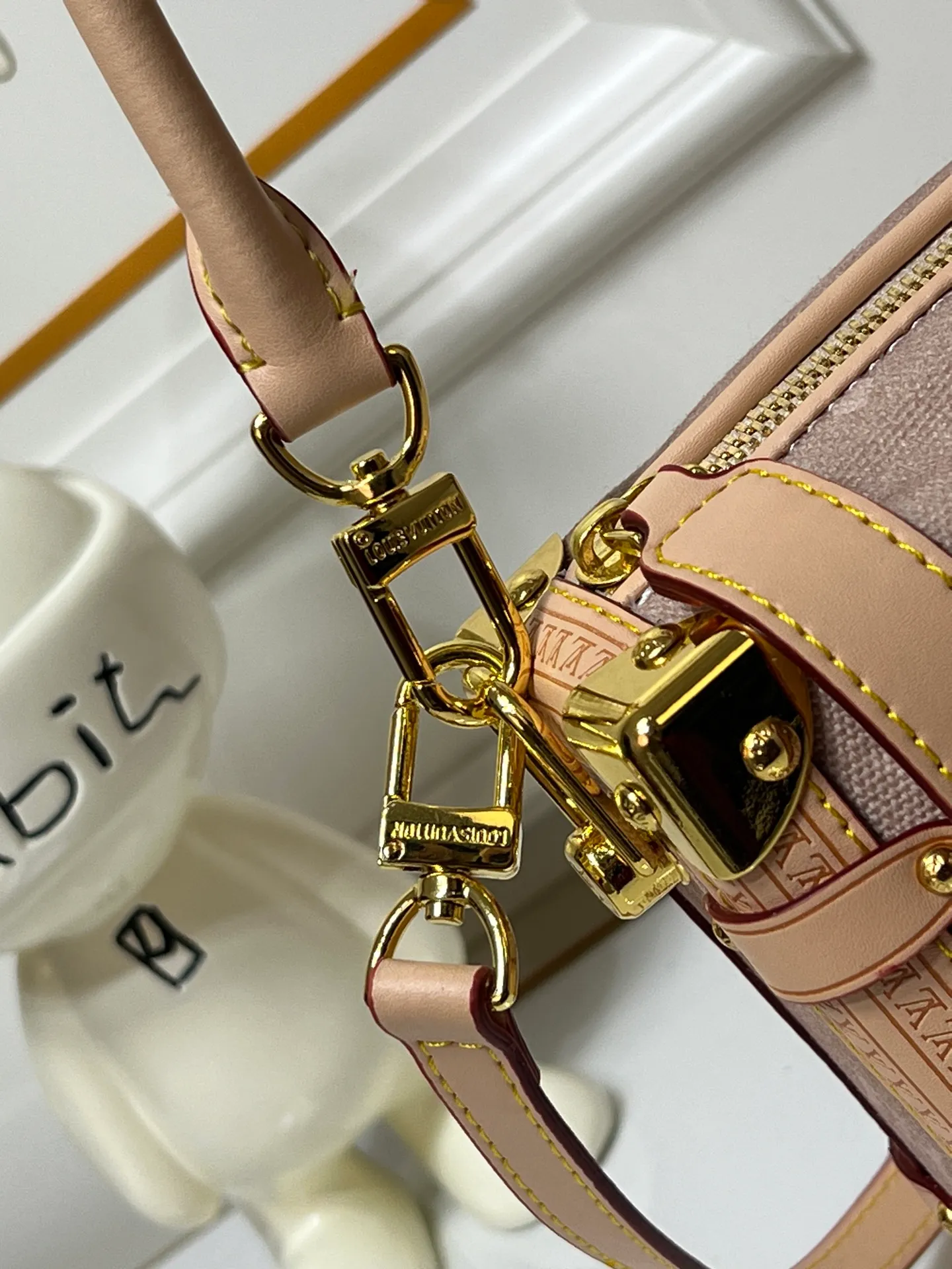 Batch 340💰92636 A sneak peek of the actual LV September cat series!! The cat series was very popular N years ago. This year LV collaborated with Grace again, and a small part of the actual items were revealed ~ LV collaborated with stylist Grace Coddington on the "Cat that Can't Wake Up" cat lovers don't miss it. Style No. 15154 #S-lock The lock and detachable chain sparkle with golden Yingze. The appropriate size makes it easy to store daily items such as lipstick. Dimensions: 23.5×16x 8.5cm (lengthxheightxwidth)