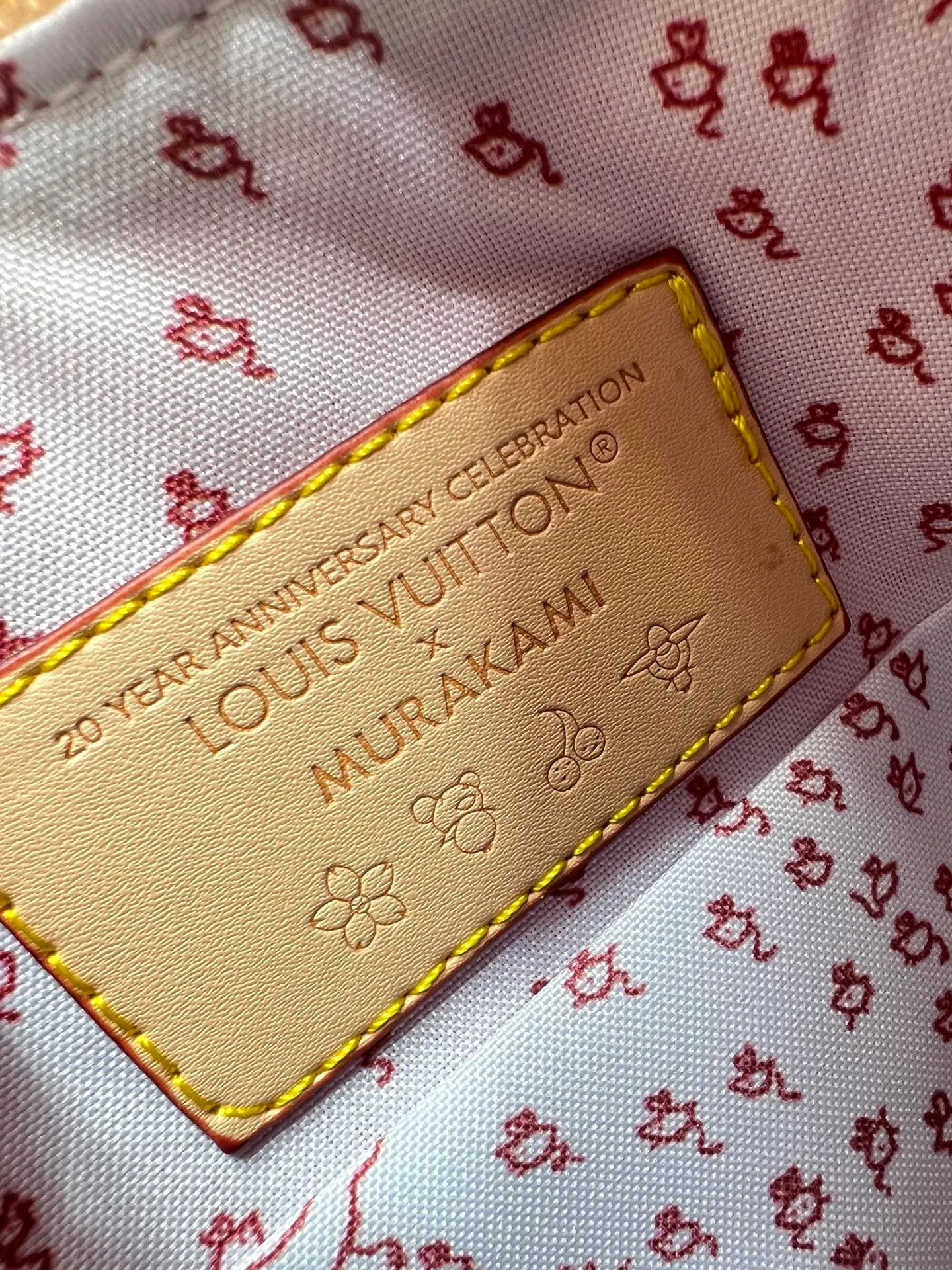 Batch 340💰92636 A sneak peek of the actual LV September cat series!! The cat series was very popular N years ago. This year LV collaborated with Grace again, and a small part of the actual items were revealed ~ LV collaborated with stylist Grace Coddington on the "Cat that Can't Wake Up" cat lovers don't miss it. Style No. 15154 #S-lock The lock and detachable chain sparkle with golden Yingze. The appropriate size makes it easy to store daily items such as lipstick. Dimensions: 23.5×16x 8.5cm (lengthxheightxwidth)