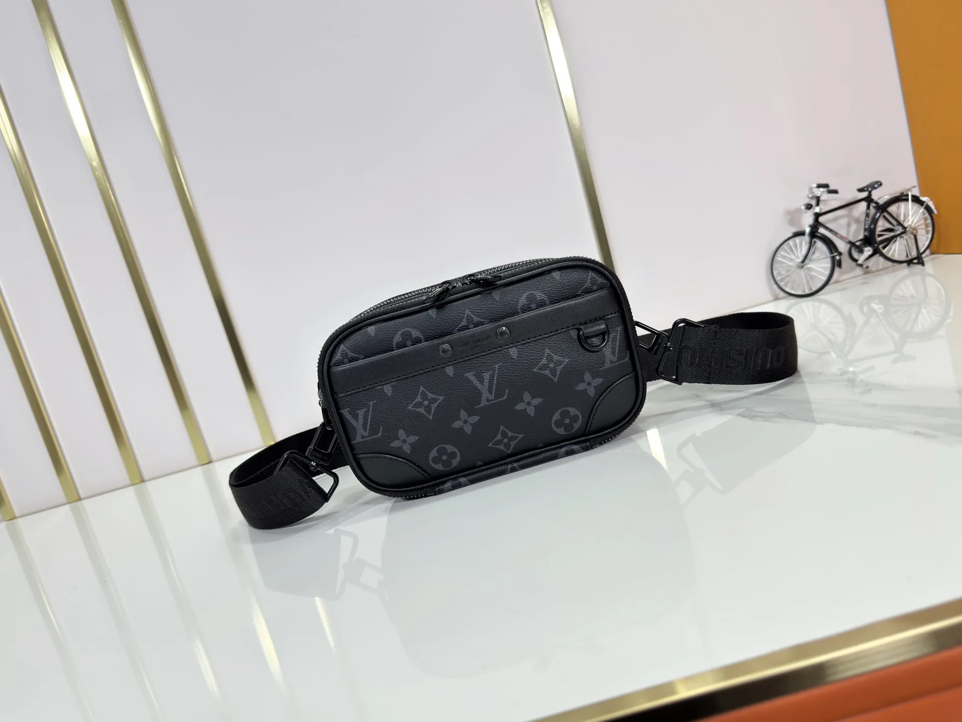 P210 Upgraded original M46955 M83383 M82542 M82544 M82801 Mini men's bag series The new Zly hx NANO ALA handbag of the season. The Neo Ala handbag condenses the design of the past Ala handbag with rounded strokes and uses soft Monogram Eclie canvas to build a casual silhouette. The ample space is equipped with a zipper compartment and front patch pocket to hold daily necessities such as mobile phones, cards and keys, and comes with a detachable and adjustable leather shoulder strap. 18.5 x 11 x 6.5 cm.