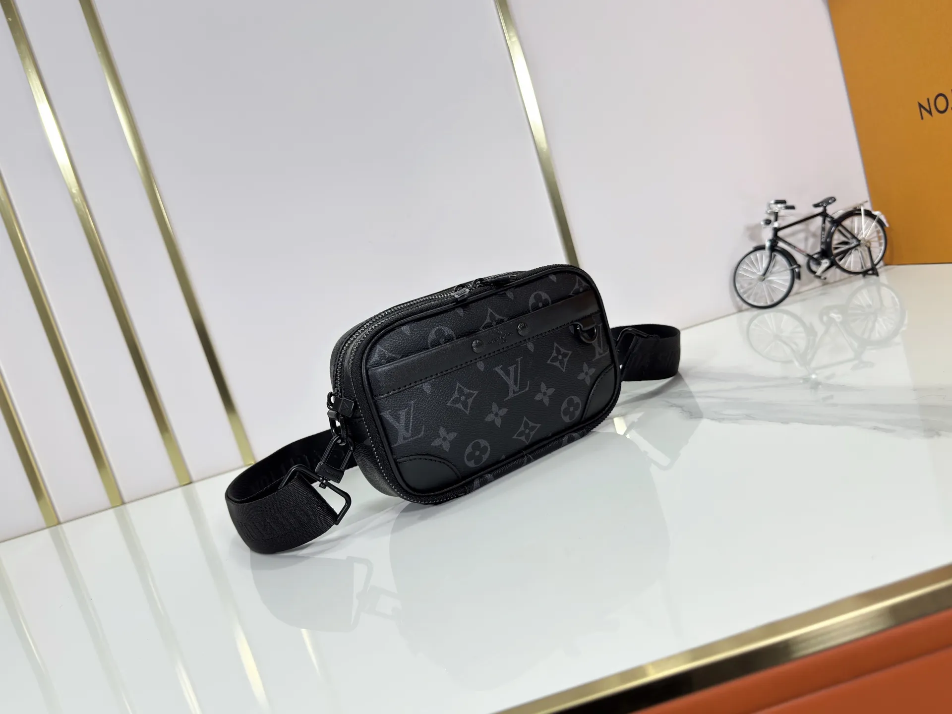 P210 Upgraded original M46955 M83383 M82542 M82544 M82801 Mini men's bag series The new Zly hx NANO ALA handbag of the season. The Neo Ala handbag condenses the design of the past Ala handbag with rounded strokes and uses soft Monogram Eclie canvas to build a casual silhouette. The ample space is equipped with a zipper compartment and front patch pocket to hold daily necessities such as mobile phones, cards and keys, and comes with a detachable and adjustable leather shoulder strap. 18.5 x 11 x 6.5 cm.
