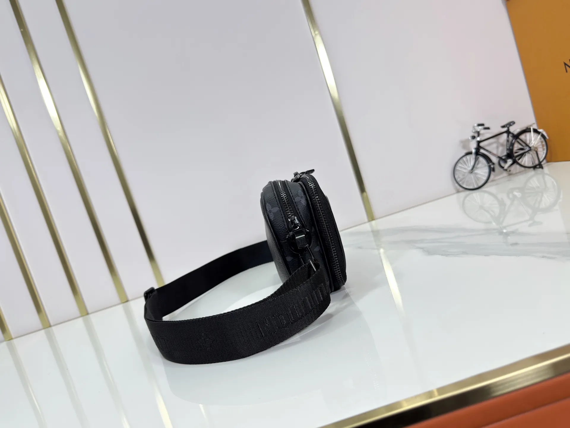 P210 Upgraded original M46955 M83383 M82542 M82544 M82801 Mini men's bag series The new Zly hx NANO ALA handbag of the season. The Neo Ala handbag condenses the design of the past Ala handbag with rounded strokes and uses soft Monogram Eclie canvas to build a casual silhouette. The ample space is equipped with a zipper compartment and front patch pocket to hold daily necessities such as mobile phones, cards and keys, and comes with a detachable and adjustable leather shoulder strap. 18.5 x 11 x 6.5 cm.