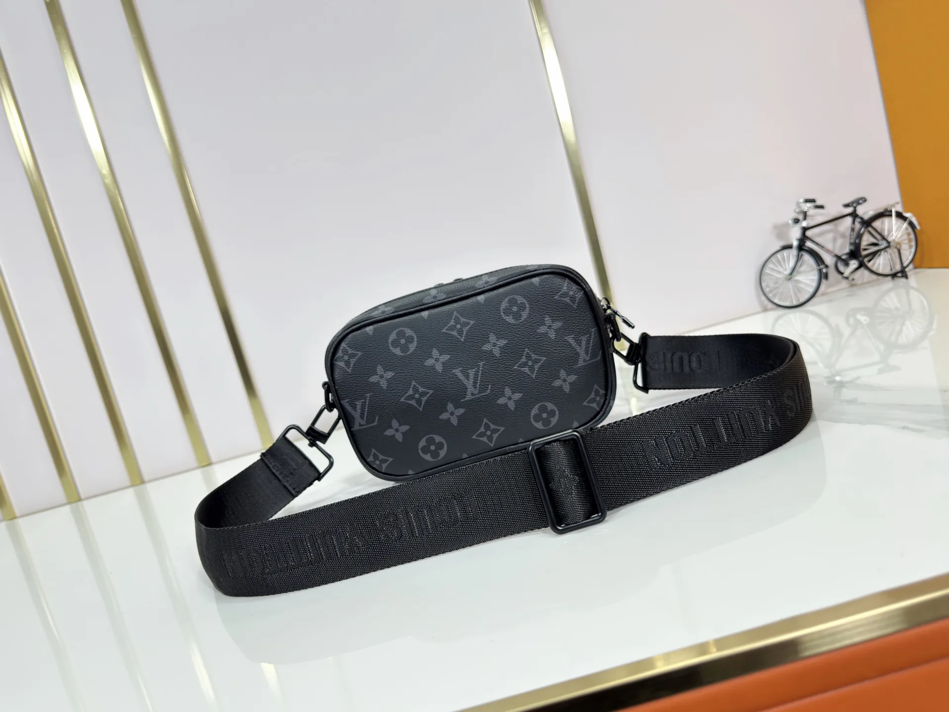 P210 Upgraded original M46955 M83383 M82542 M82544 M82801 Mini men's bag series The new Zly hx NANO ALA handbag of the season. The Neo Ala handbag condenses the design of the past Ala handbag with rounded strokes and uses soft Monogram Eclie canvas to build a casual silhouette. The ample space is equipped with a zipper compartment and front patch pocket to hold daily necessities such as mobile phones, cards and keys, and comes with a detachable and adjustable leather shoulder strap. 18.5 x 11 x 6.5 cm.