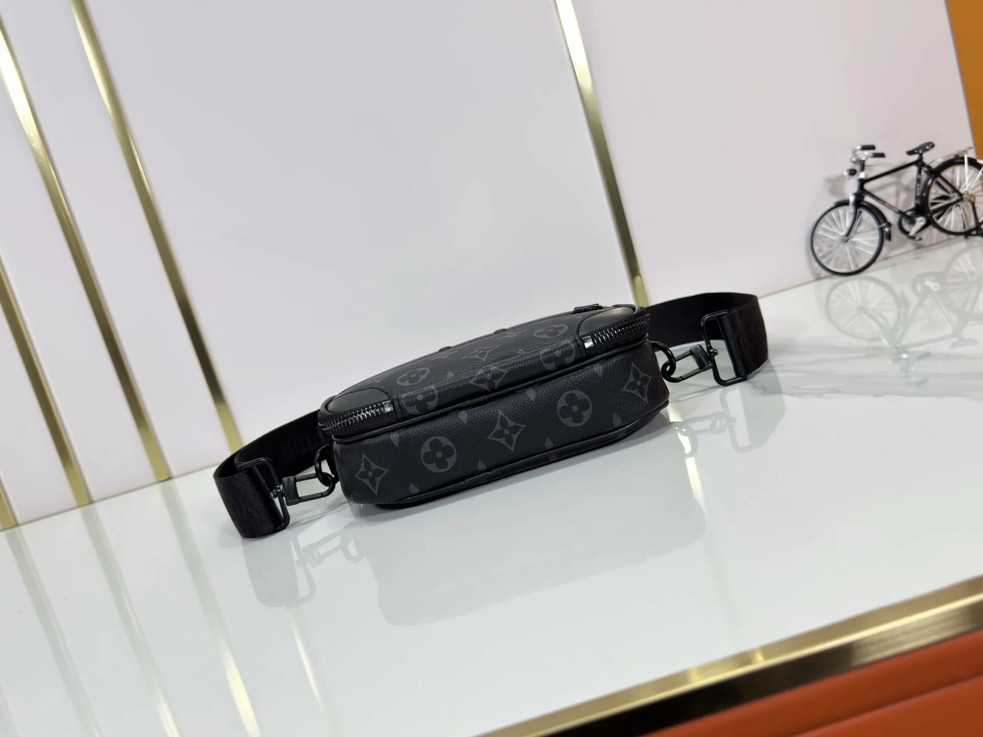 P210 Upgraded original M46955 M83383 M82542 M82544 M82801 Mini men's bag series The new Zly hx NANO ALA handbag of the season. The Neo Ala handbag condenses the design of the past Ala handbag with rounded strokes and uses soft Monogram Eclie canvas to build a casual silhouette. The ample space is equipped with a zipper compartment and front patch pocket to hold daily necessities such as mobile phones, cards and keys, and comes with a detachable and adjustable leather shoulder strap. 18.5 x 11 x 6.5 cm.