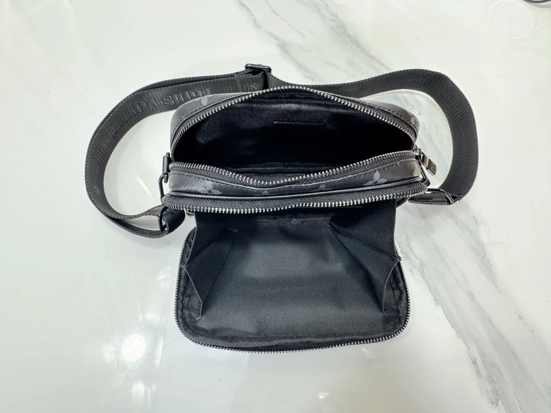 P210 Upgraded original M46955 M83383 M82542 M82544 M82801 Mini men's bag series The new Zly hx NANO ALA handbag of the season. The Neo Ala handbag condenses the design of the past Ala handbag with rounded strokes and uses soft Monogram Eclie canvas to build a casual silhouette. The ample space is equipped with a zipper compartment and front patch pocket to hold daily necessities such as mobile phones, cards and keys, and comes with a detachable and adjustable leather shoulder strap. 18.5 x 11 x 6.5 cm.