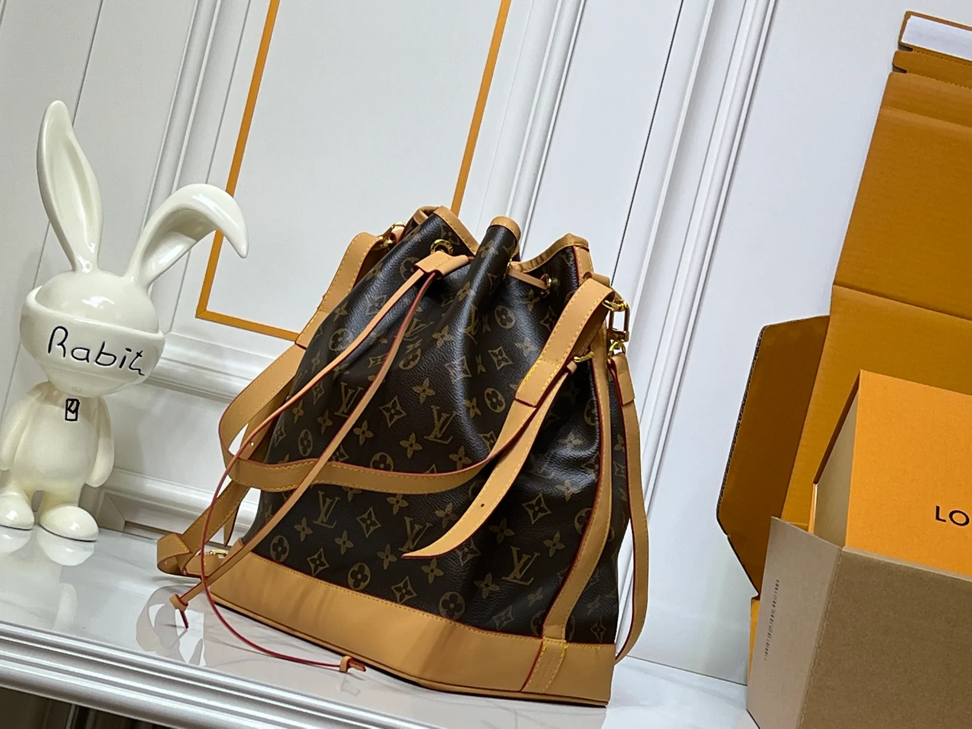 Batch 300💰Retro bucket large size ⬇️M42224 M42225 LV limited edition drawstring bucket bag The king of cost performance This is an awesome bag type, very worth buying. It is very considerate and adds a medium-length shoulder strap. It can be said to be very good. The upper body is really elegant! Size: 35*26*20